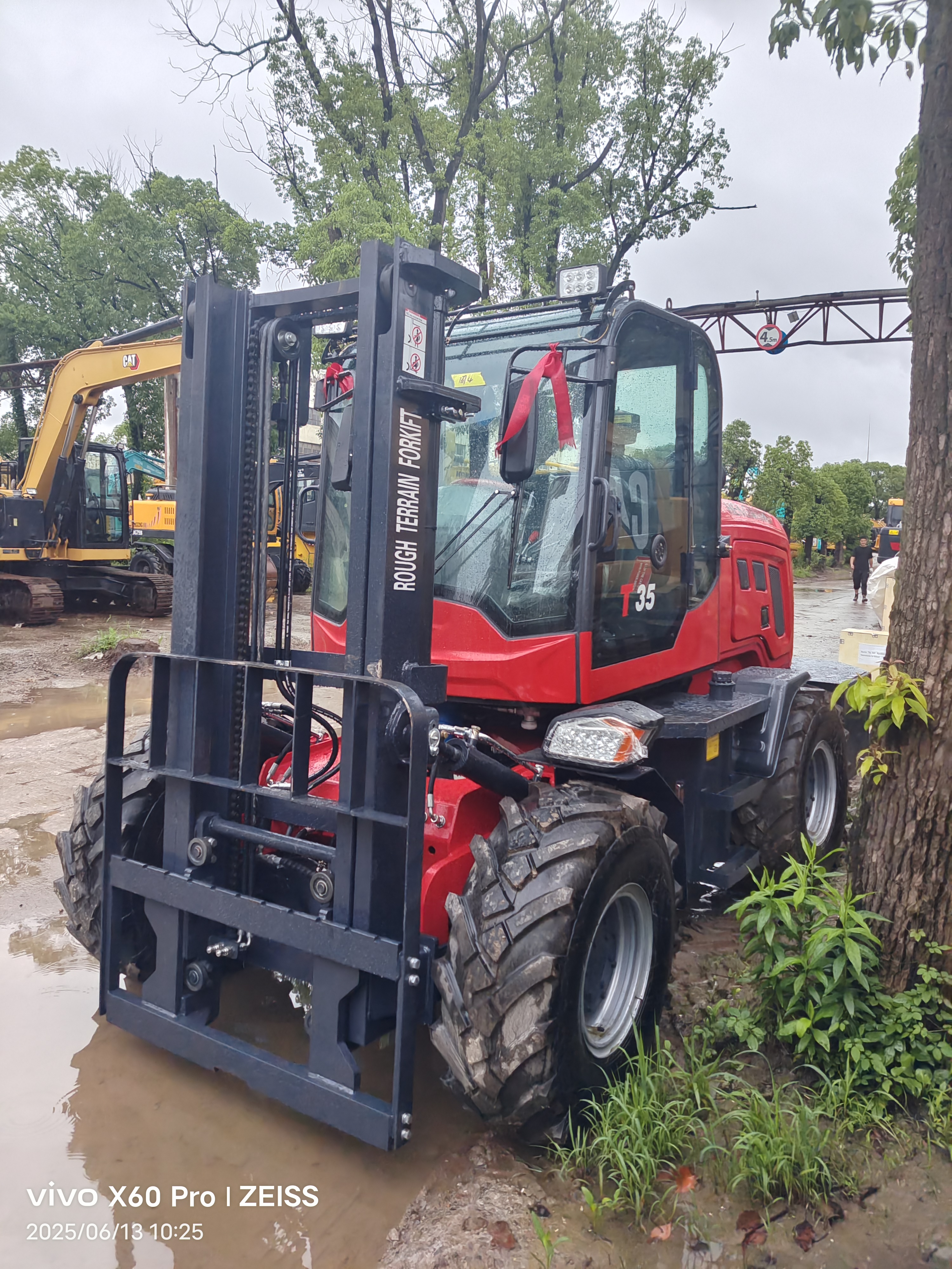 Rough-terrain forklift  FD35 100% NEW
