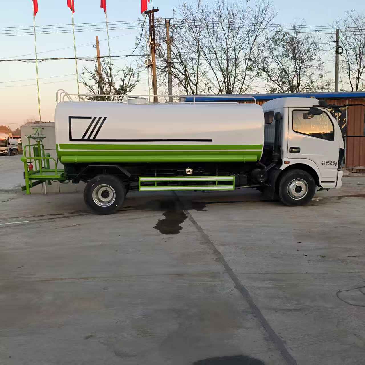 Large 35-ton water spray truck, medium 10-ton environmental sanitation and landscaping spraying truck, road surface cleaning truck, engineering environmental sanitation fog gun dust reduction water tank truck, drinking water transport truck