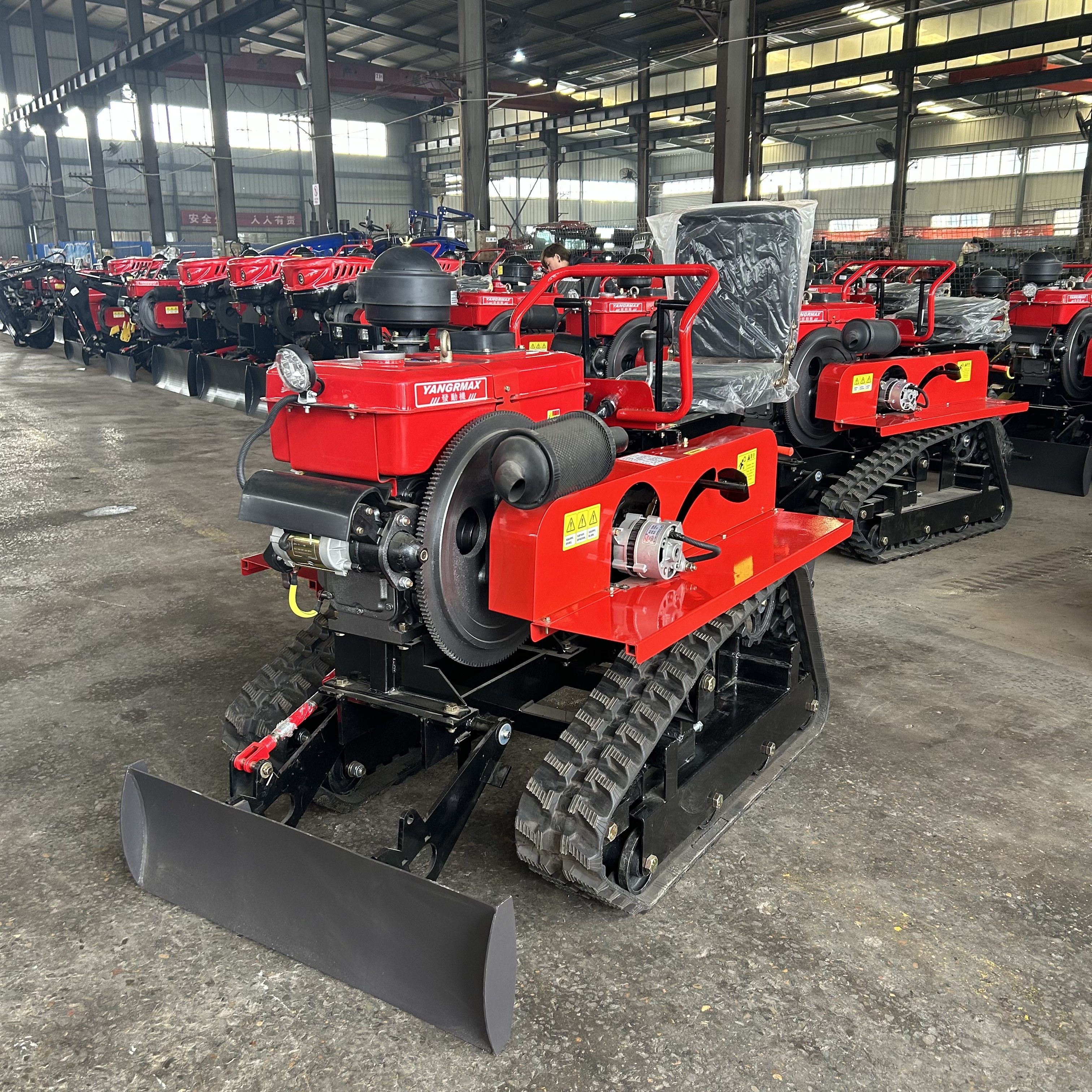 带推土铲的迷你履带拖拉机｜紧凑型农田耕作机