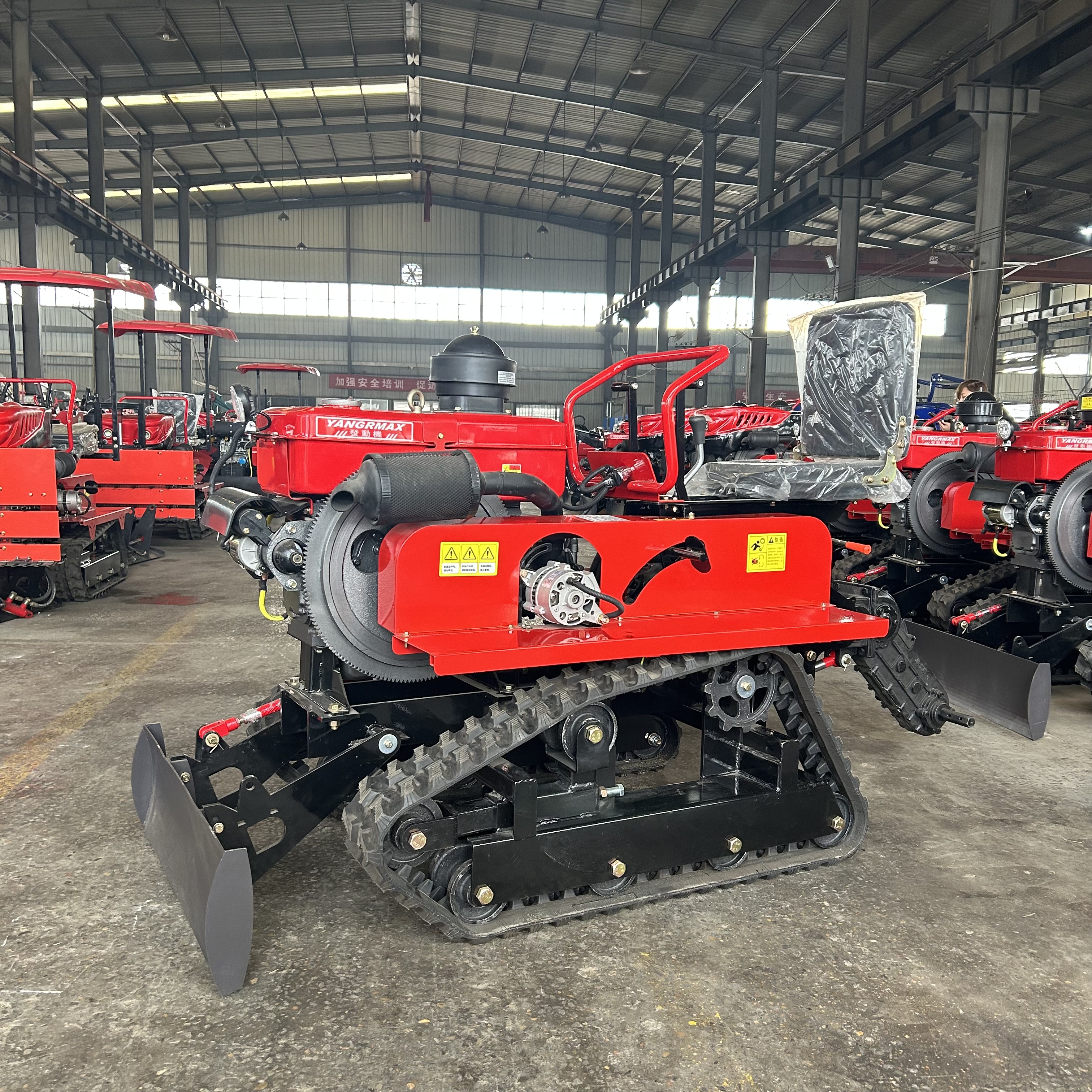 带推土铲的迷你履带拖拉机｜紧凑型农田耕作机