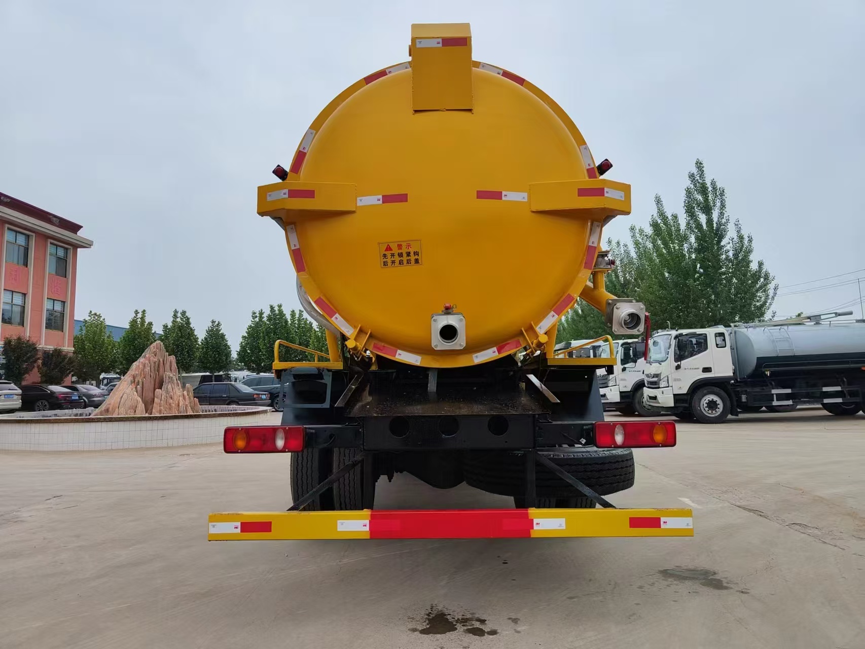 XND真空吸污车——容积14立方米，柴油发动机，欧三排放标准，功率150-250马力，用于市政污水清理｜可定制