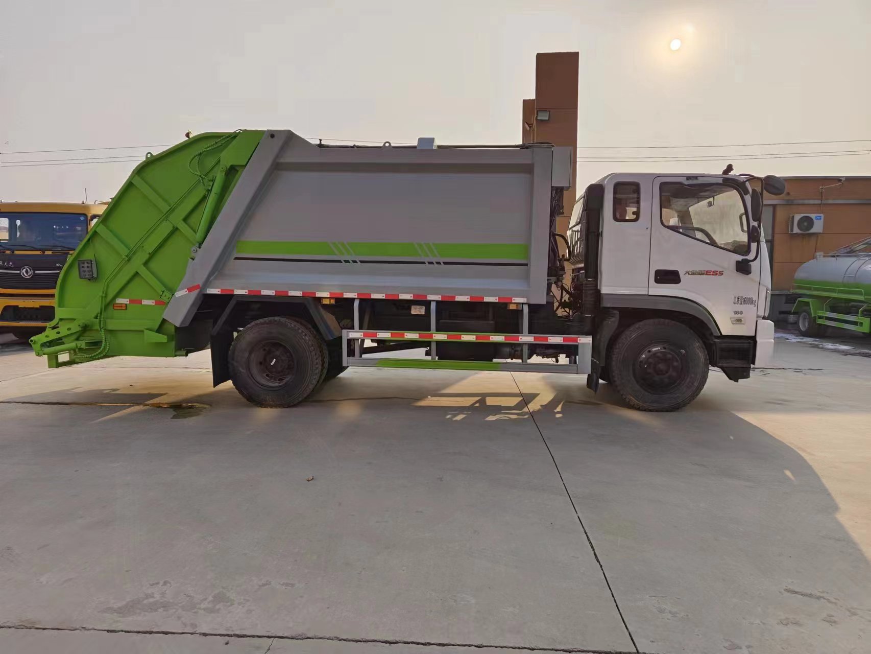 厂家直销 福田PLC电控4×2柴油压缩式垃圾车 欧三排放标准 手动变速箱 总质量16000kg