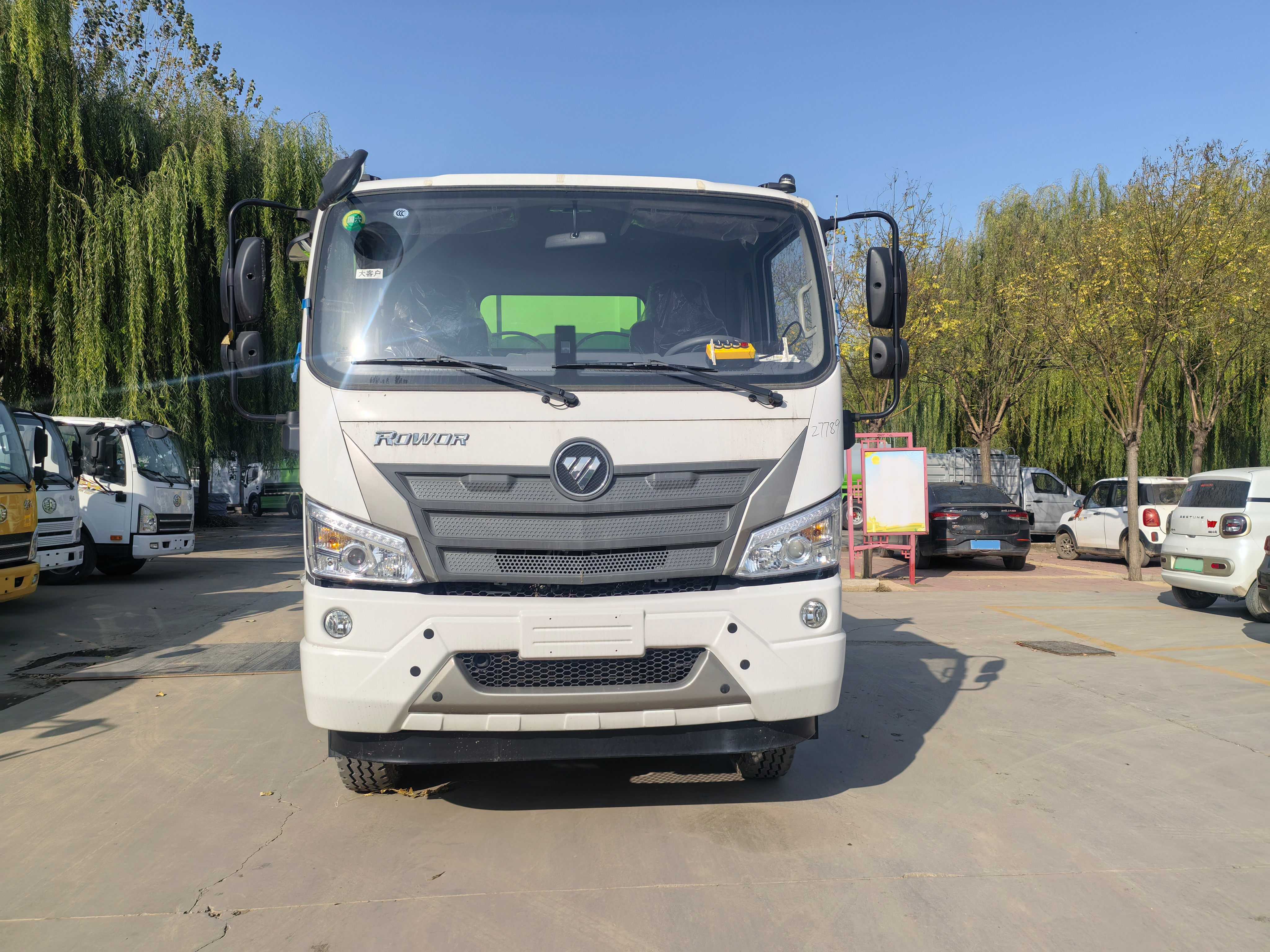 全新12立方福田柴油环卫垃圾车，手动变速箱，4×2驱动，国四排放标准，用于垃圾转运与运输。