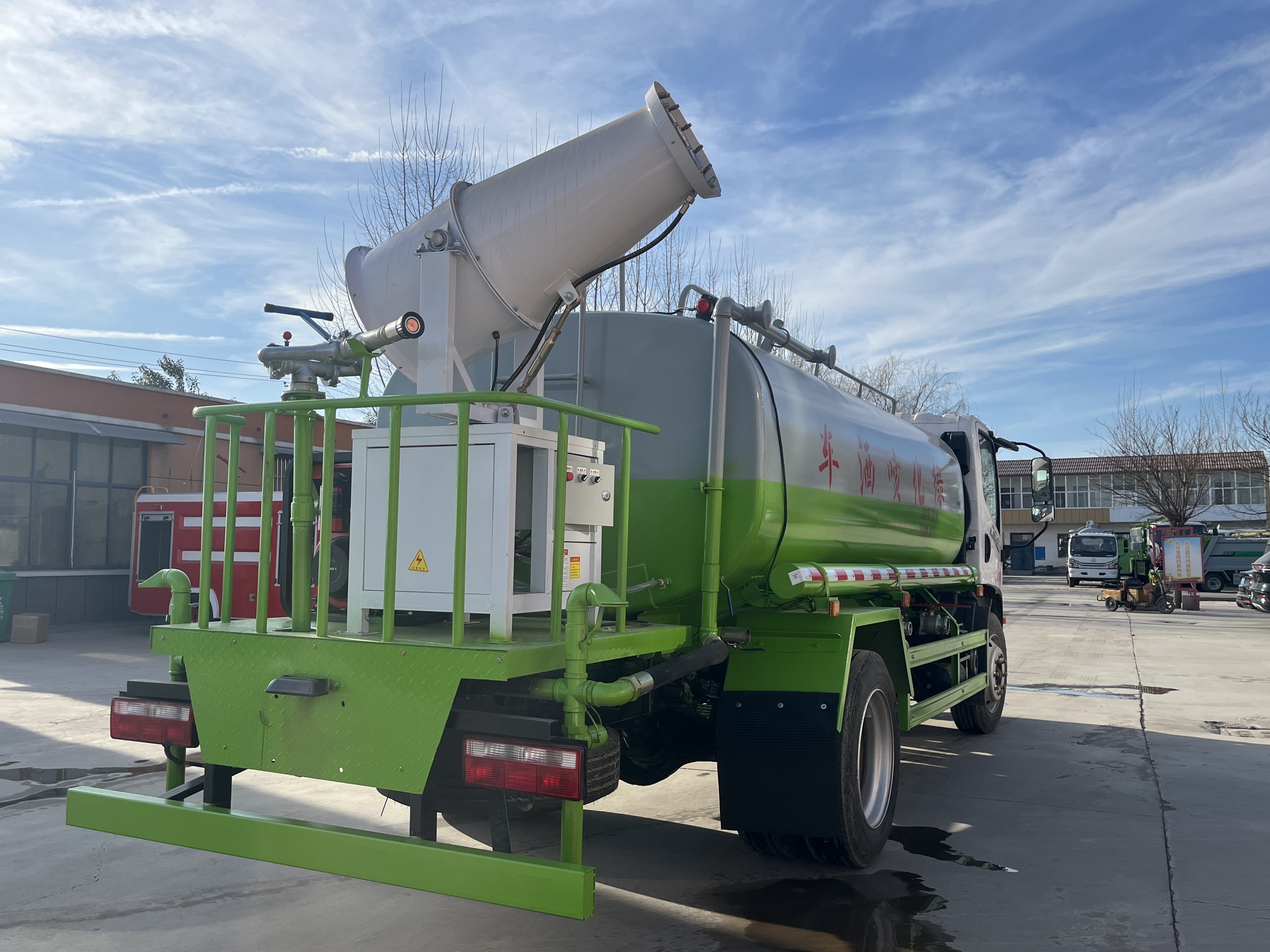 全新低价解放绿化水罐车 4×2 12 立方米 柴油国五发动机 手动挡 在售