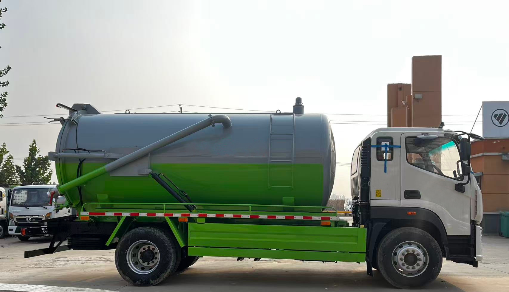 厂家直销 可定制 欧曼 13 立方米 手动柴油 真空吸污车 带可升降罐体及可开启后盖