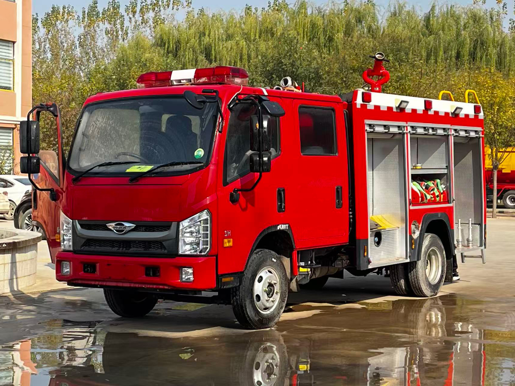 福田 H2 洒水消防车 —— 全新 4×2 柴油驱动，罐体容积 3001-5000 升，多功能街道救援作业车