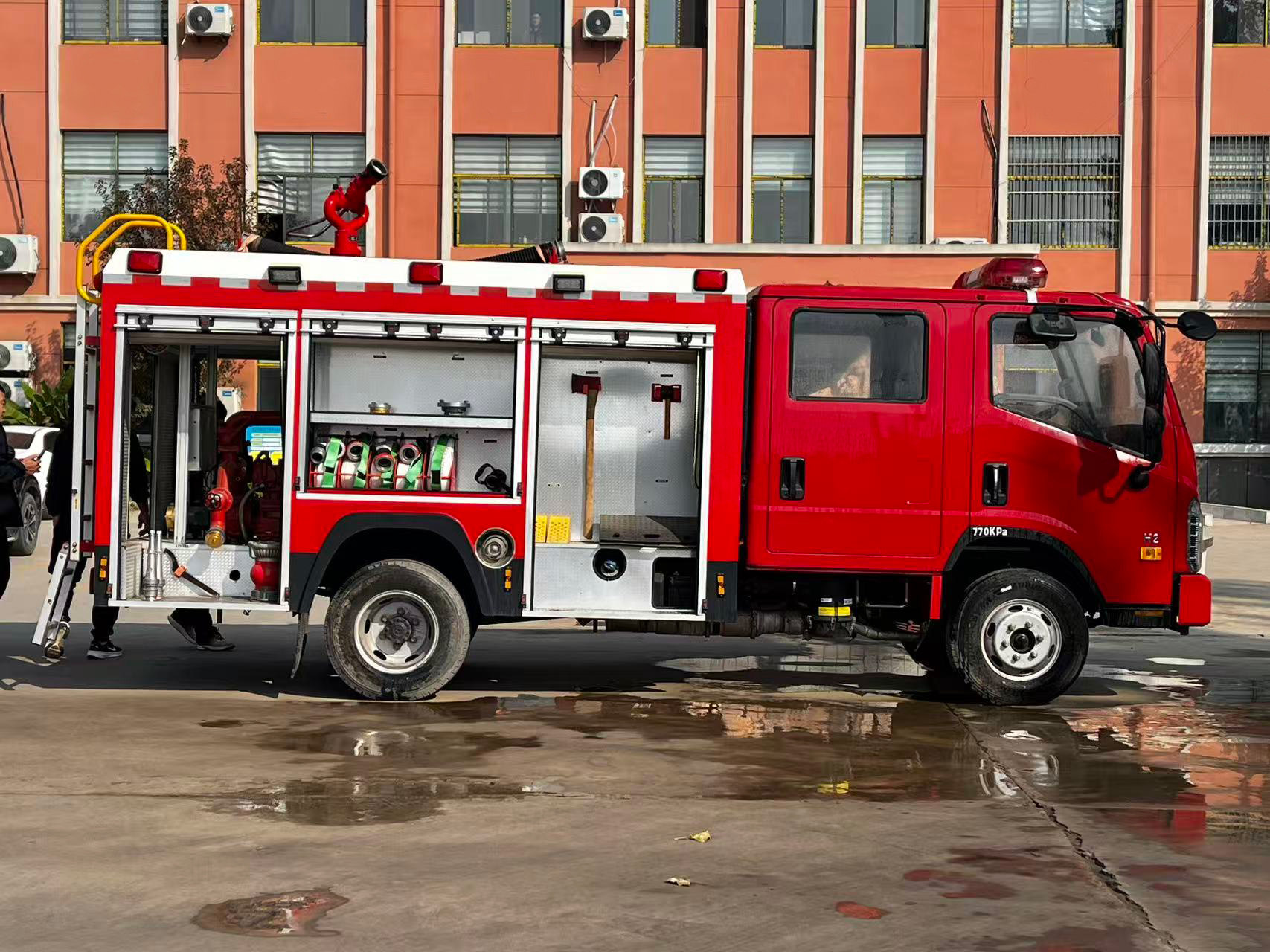 福田 H2 洒水消防车 —— 全新 4×2 柴油驱动，罐体容积 3001-5000 升，多功能街道救援作业车