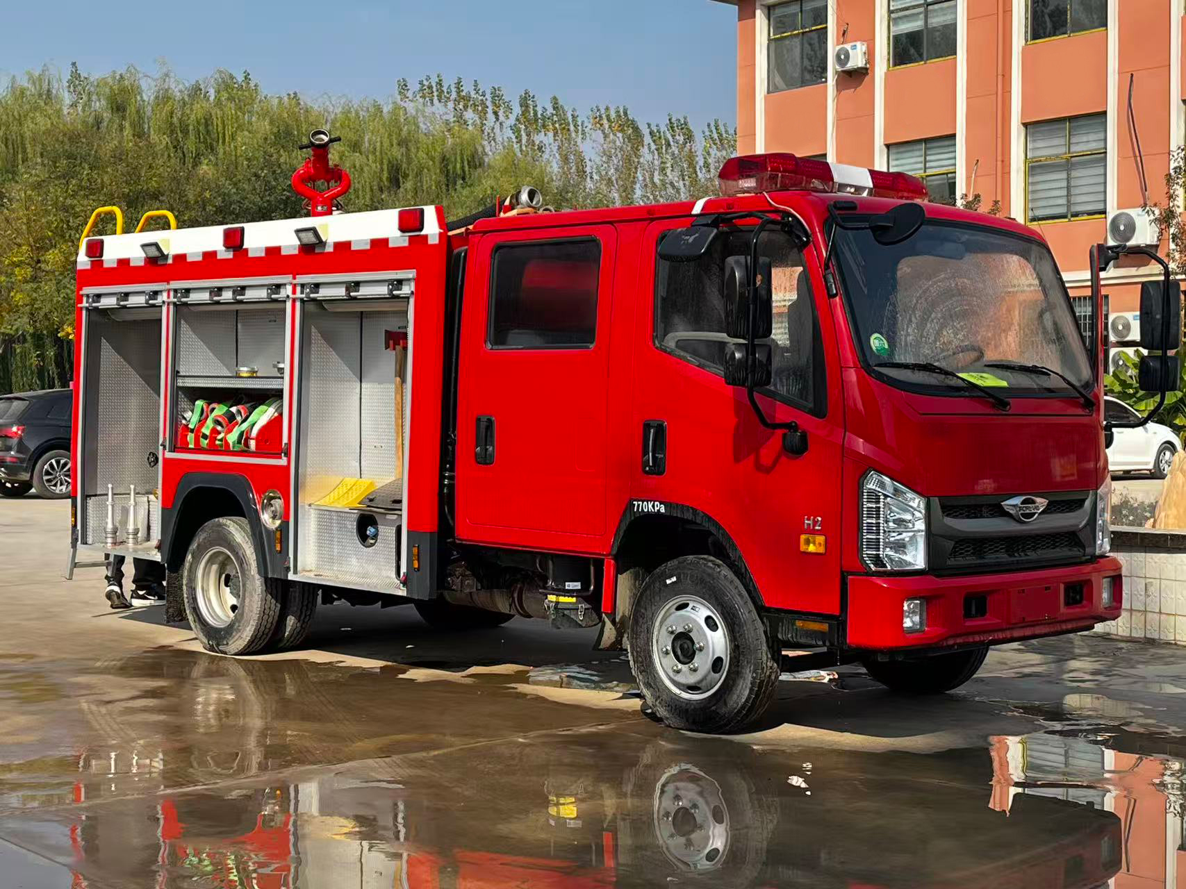 福田 H2 洒水消防车 —— 全新 4×2 柴油驱动，罐体容积 3001-5000 升，多功能街道救援作业车