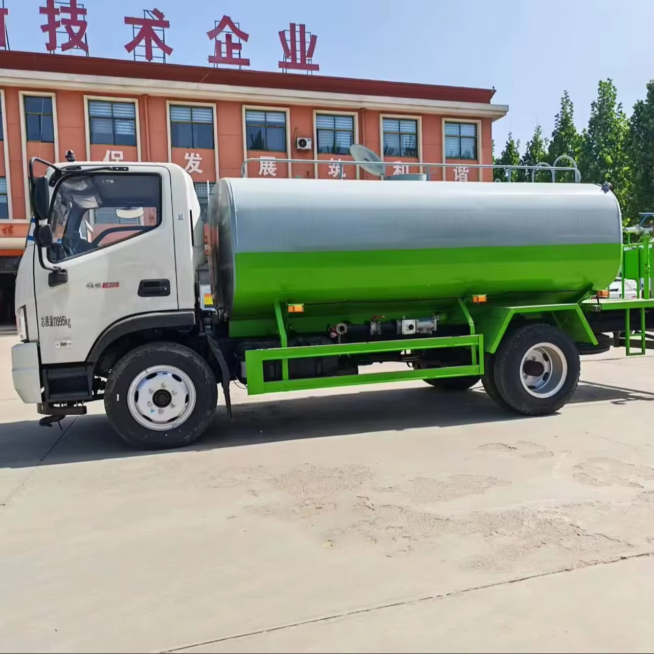 多功能4×2柴油发动机洒水车，洒水射程12-16米，可运水和洒水