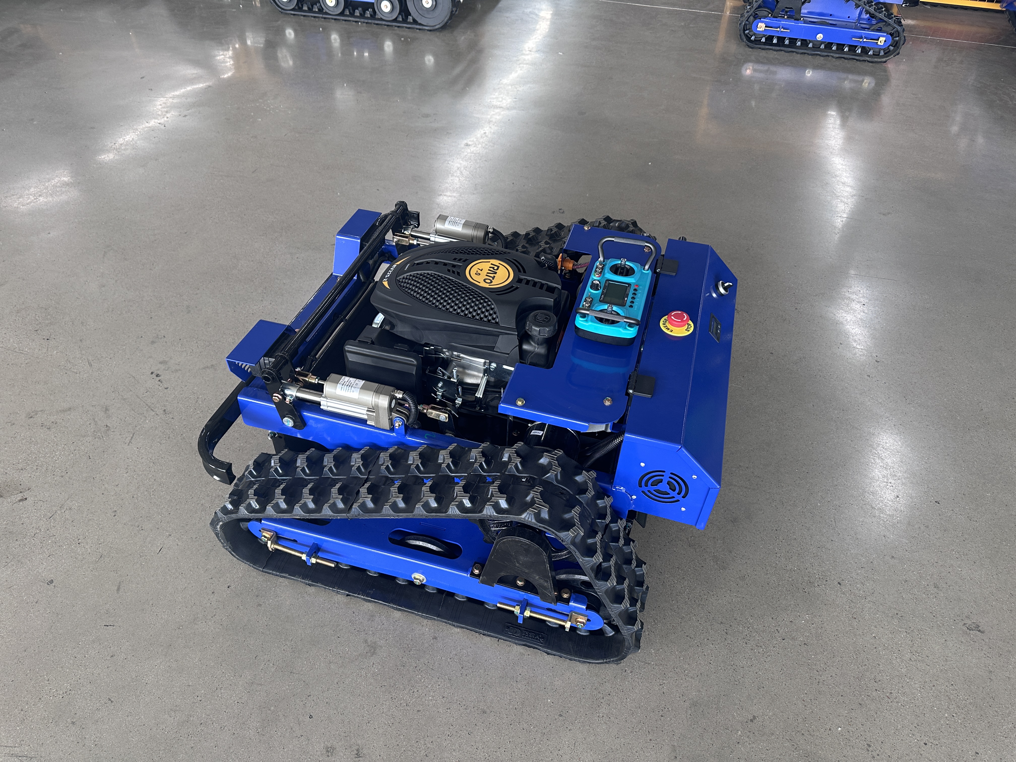 麒麟 500 遥控割草机 自发电斜坡除草机 45° 爬坡智能割草设备