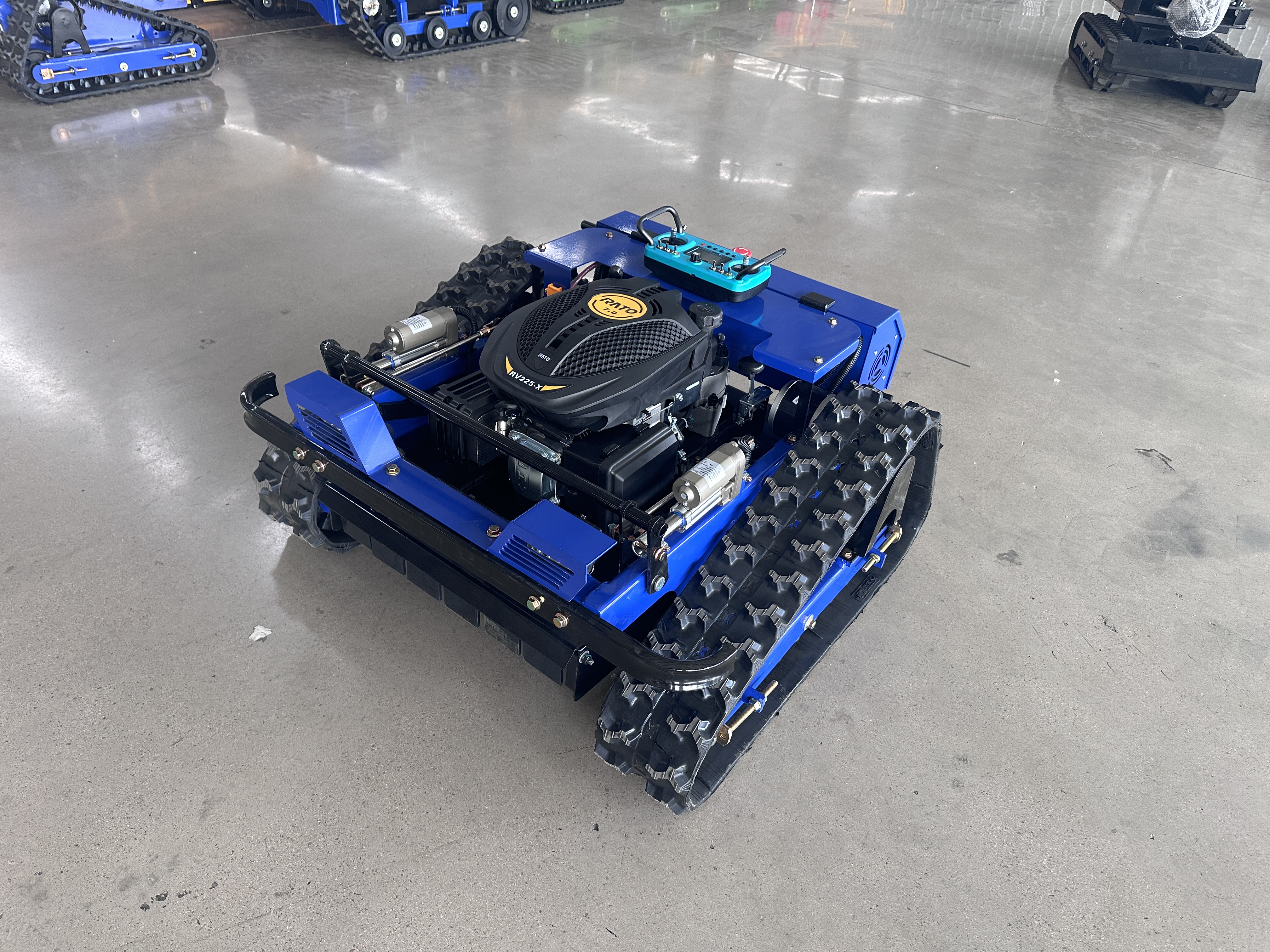 麒麟 500 遥控割草机 自发电斜坡除草机 45° 爬坡智能割草设备