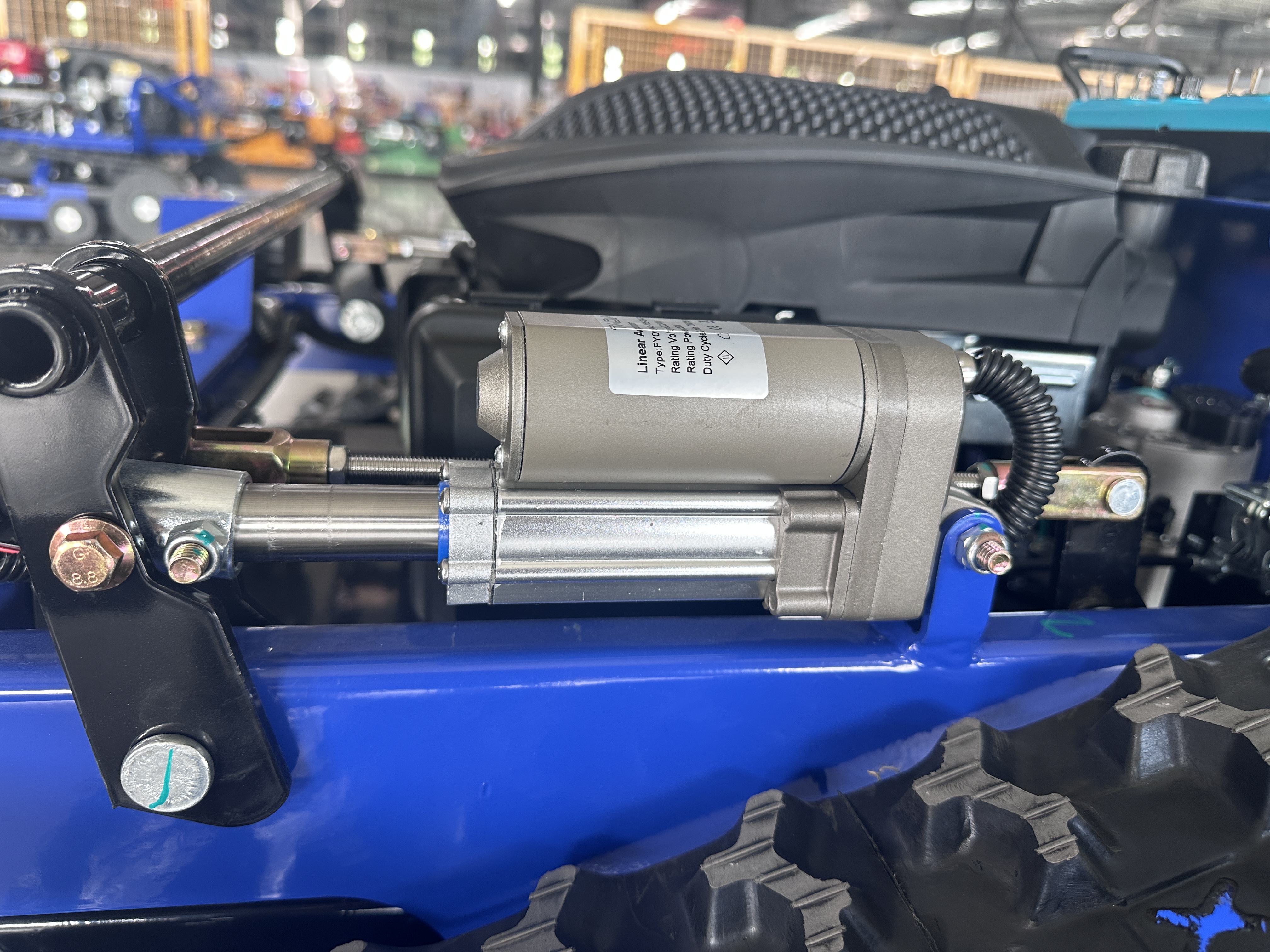 麒麟 500 遥控割草机 自发电斜坡除草机 45° 爬坡智能割草设备