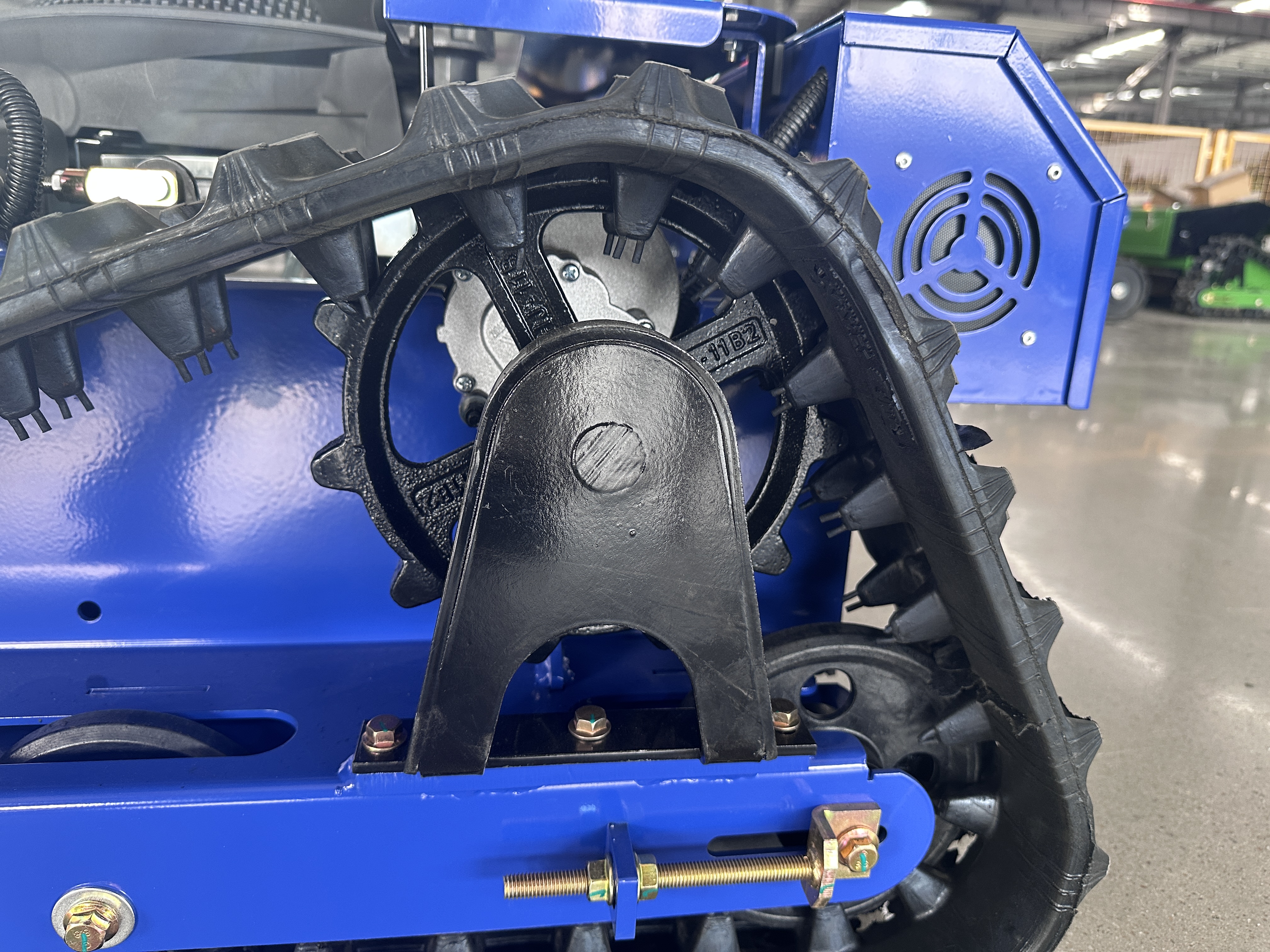 麒麟 500 遥控割草机 自发电斜坡除草机 45° 爬坡智能割草设备