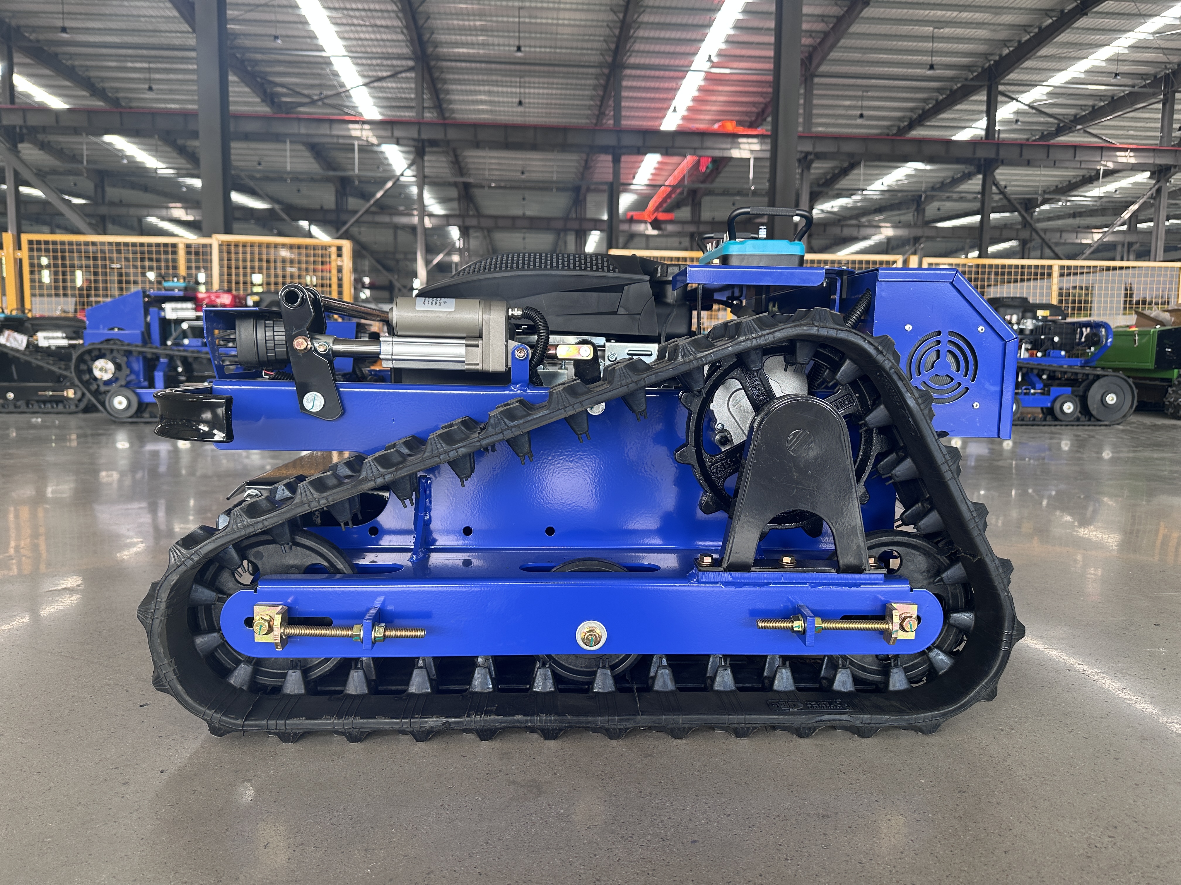 麒麟 500 遥控割草机 自发电斜坡除草机 45° 爬坡智能割草设备