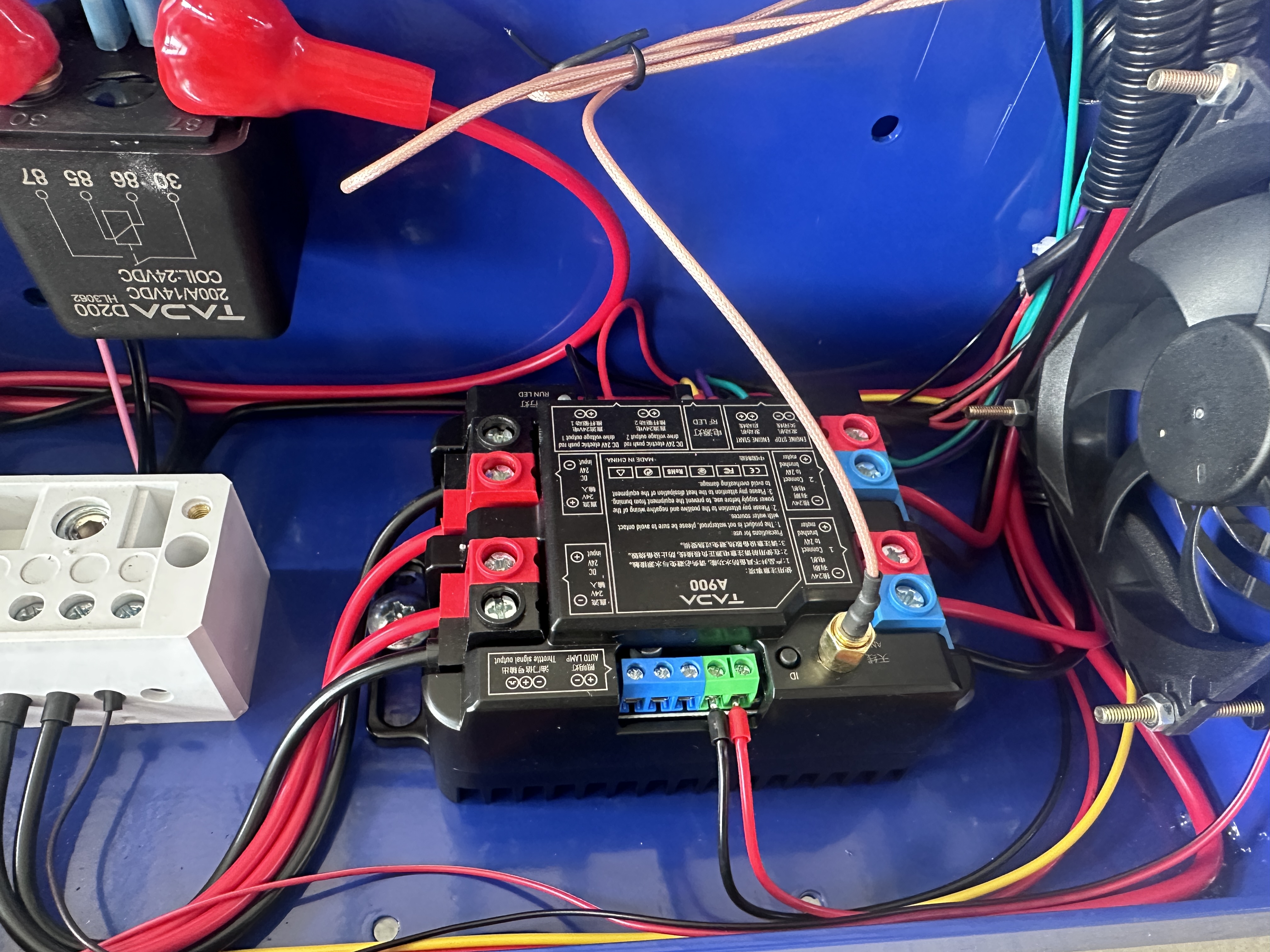 麒麟 500 遥控割草机 自发电斜坡除草机 45° 爬坡智能割草设备