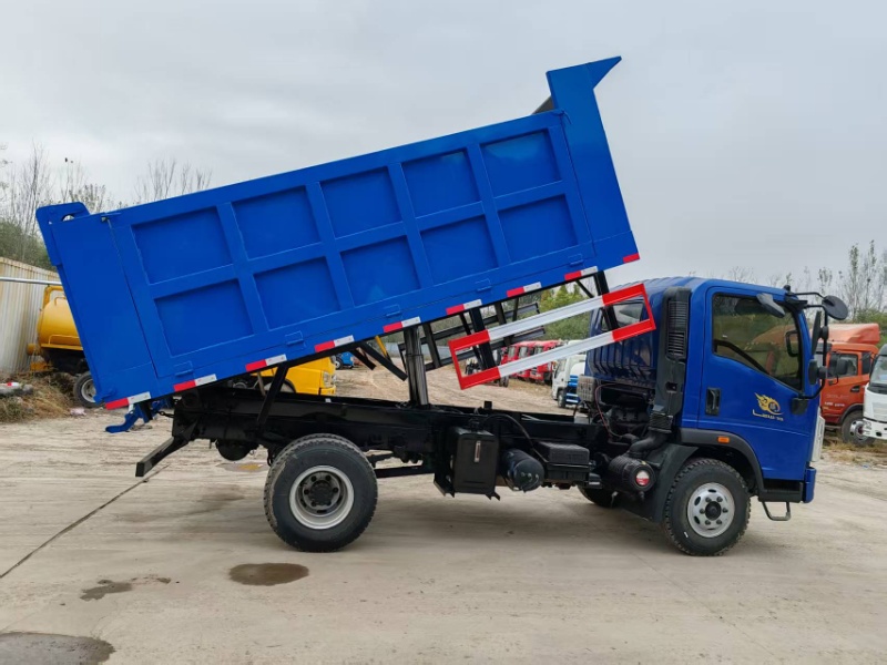 Sinotruk Howo Light Rear Dump Garbage Truck 130HP Yunnei Engine For Export