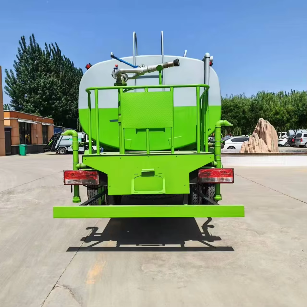 多功能4×2柴油发动机洒水车，洒水射程12-16米，可运水和洒水