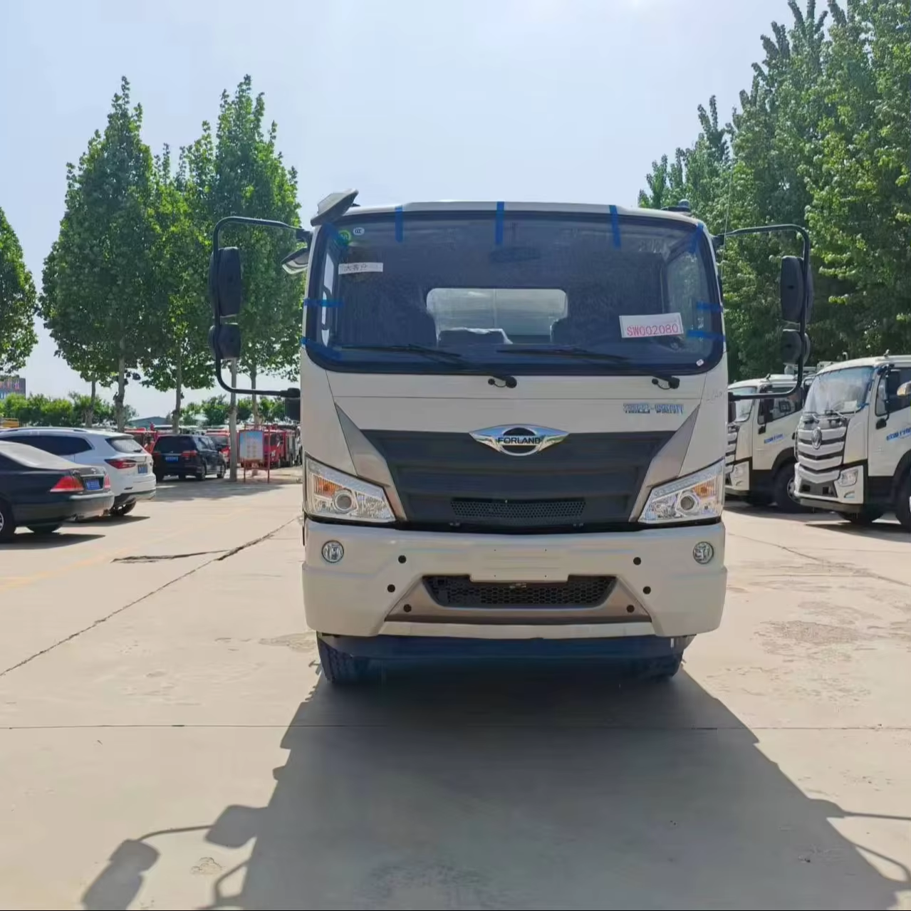 多功能4×2柴油发动机洒水车，洒水射程12-16米，可运水和洒水