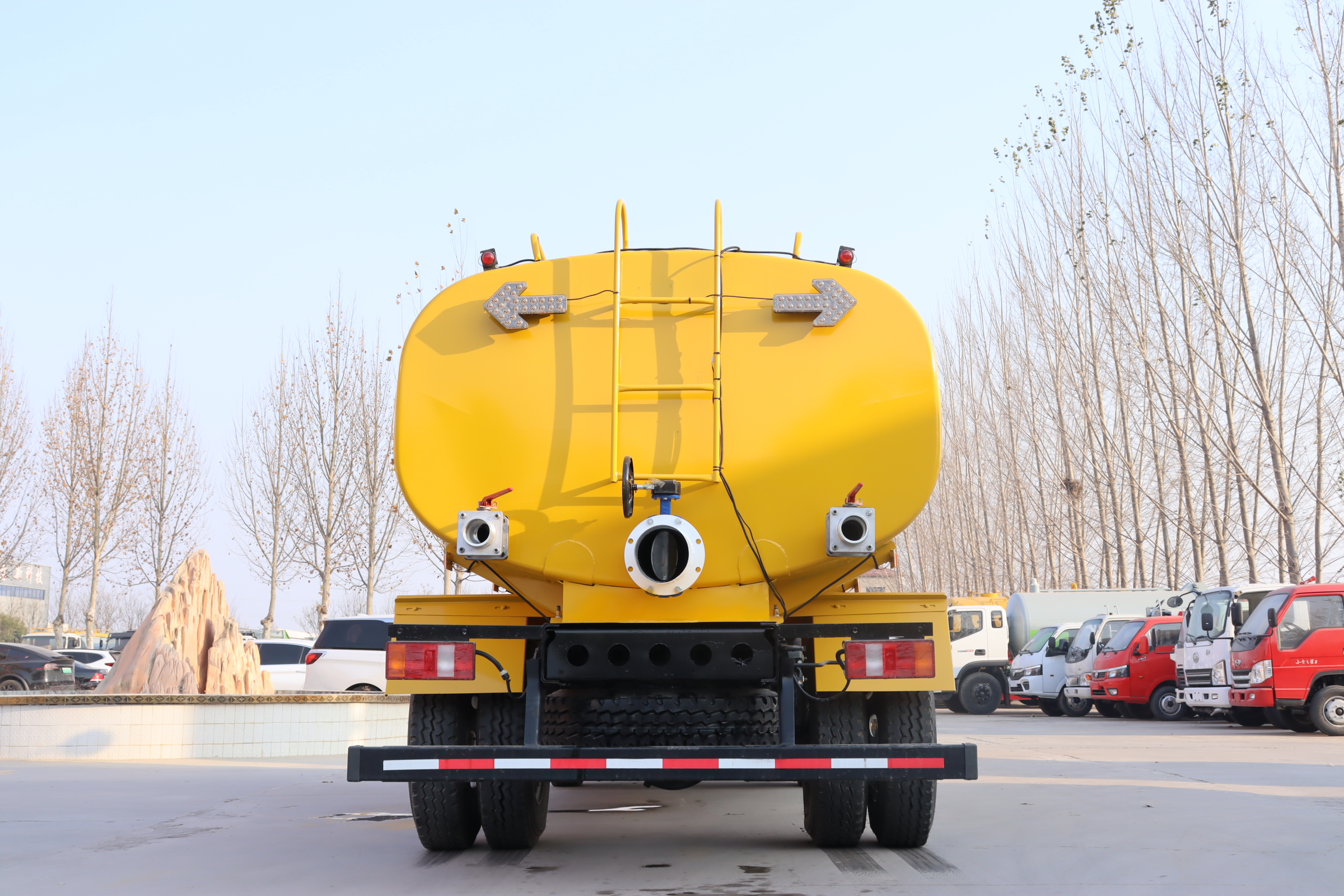 可定制、高性价比豪沃 5000L/8000L 欧五 4×2 柴油水罐车，山东产地，移动式运水专用车