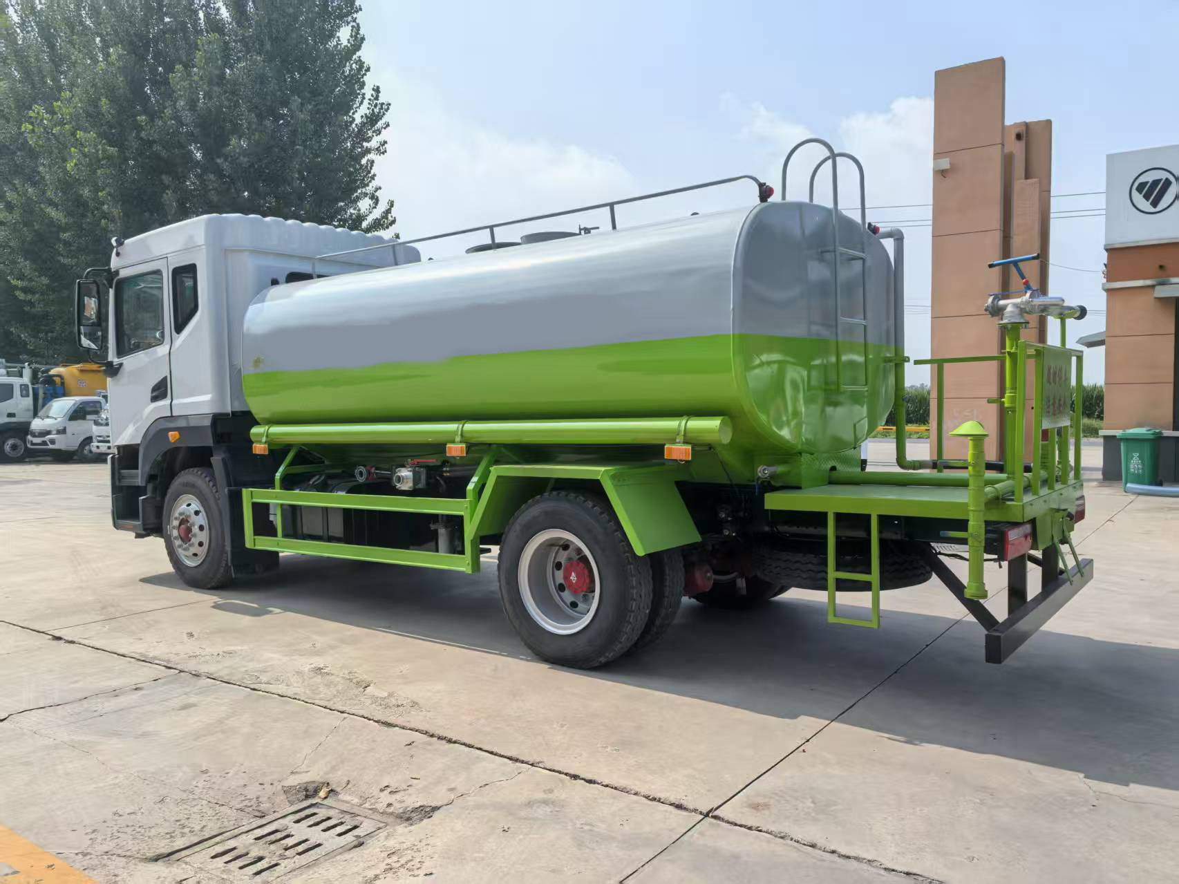 东风 14 立方米 4×2 柴油型污水 / 洒水两用车，欧五排放标准，适用于市政环卫与运水作业