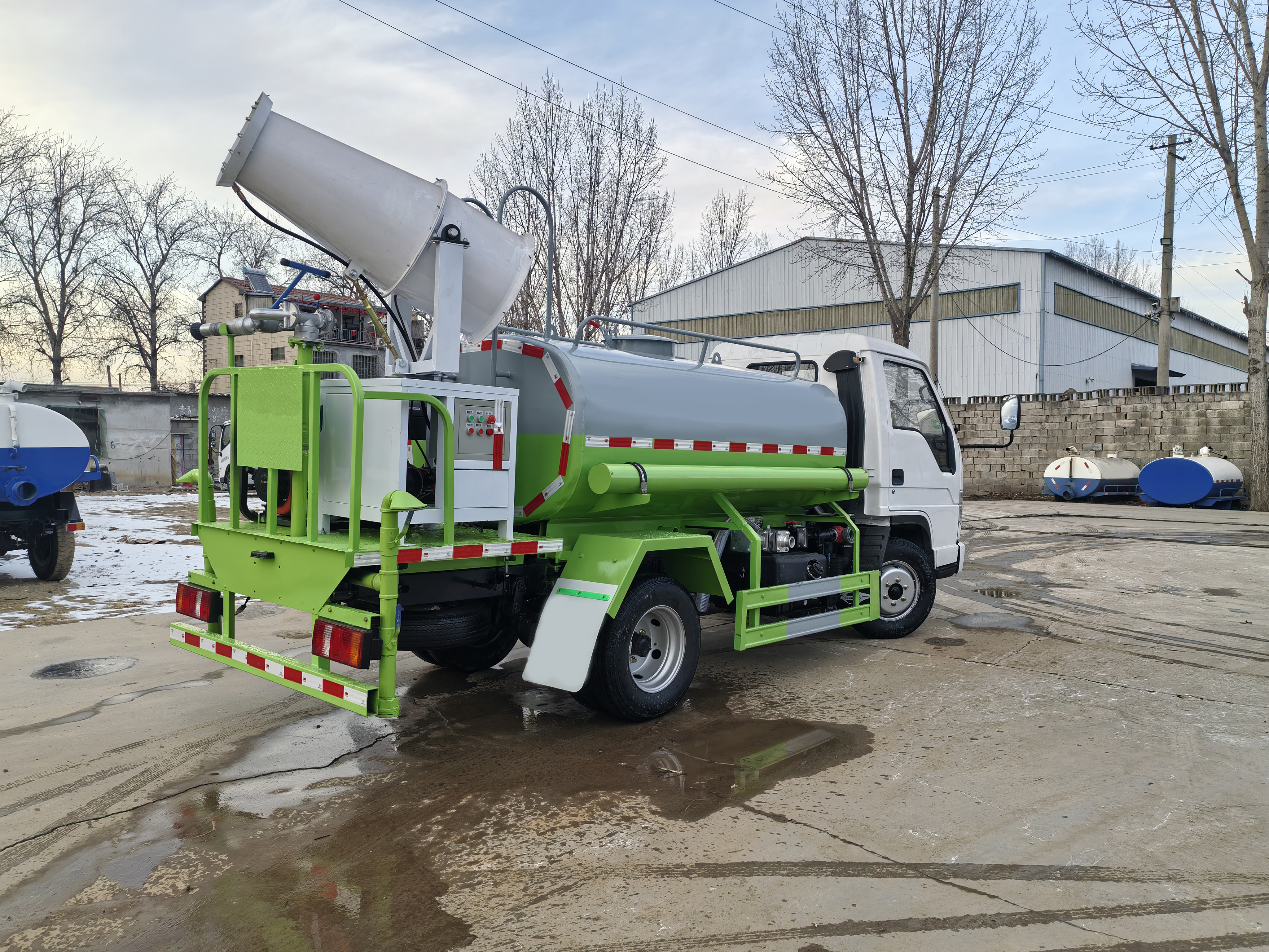 福田小卡之星2 4×2柴油发动机多功能抑尘车，用于道路清扫与粉尘控制