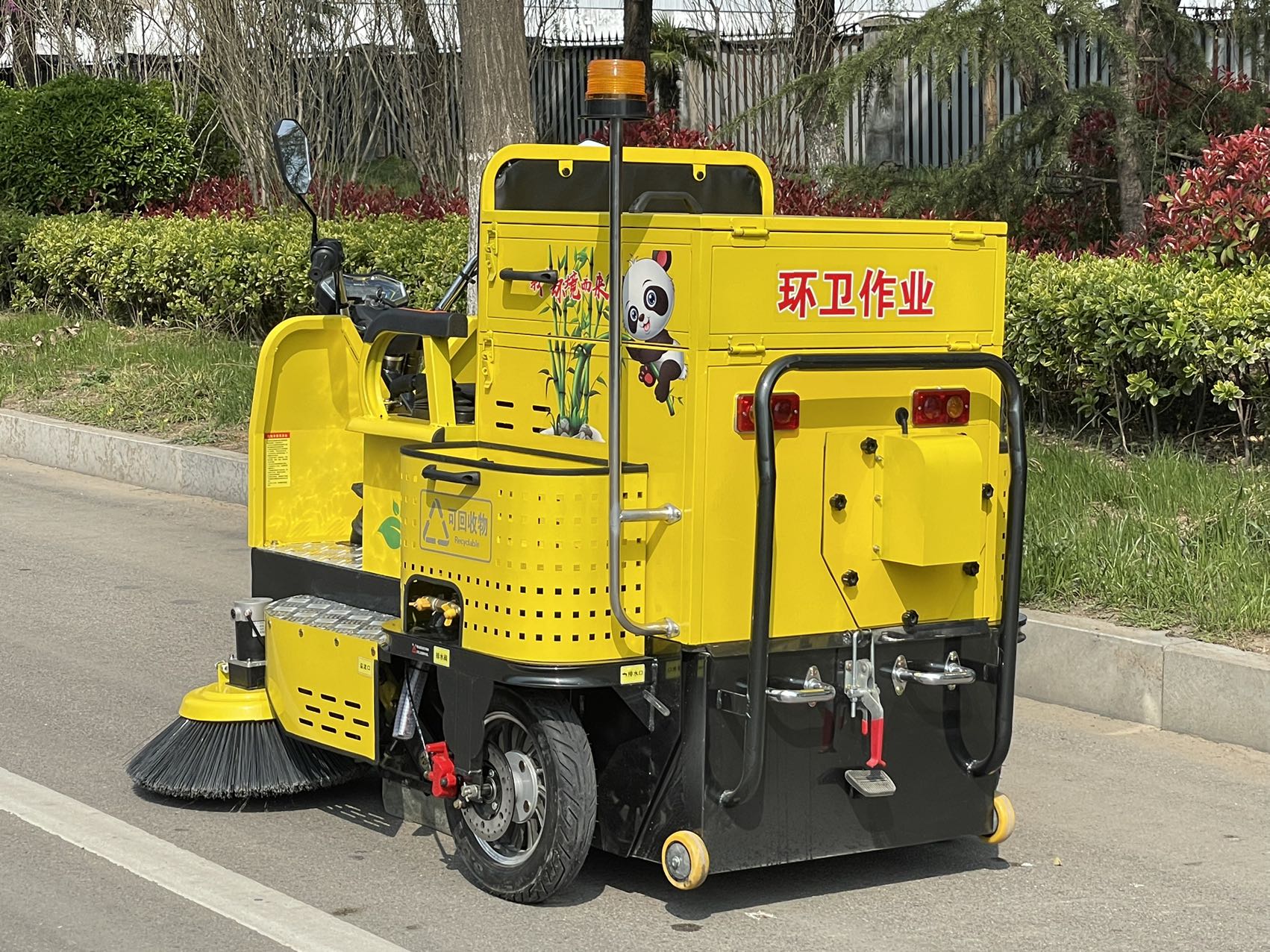 Multi-Purpose Road Cleaning Sweeper Vehicle High Efficiency Street Washing Machine