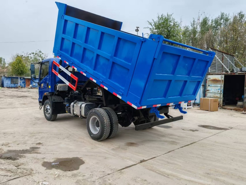 3.3m Wheelbase Howo Light Rear Tipper Garbage Transport Truck Customizable Sizes