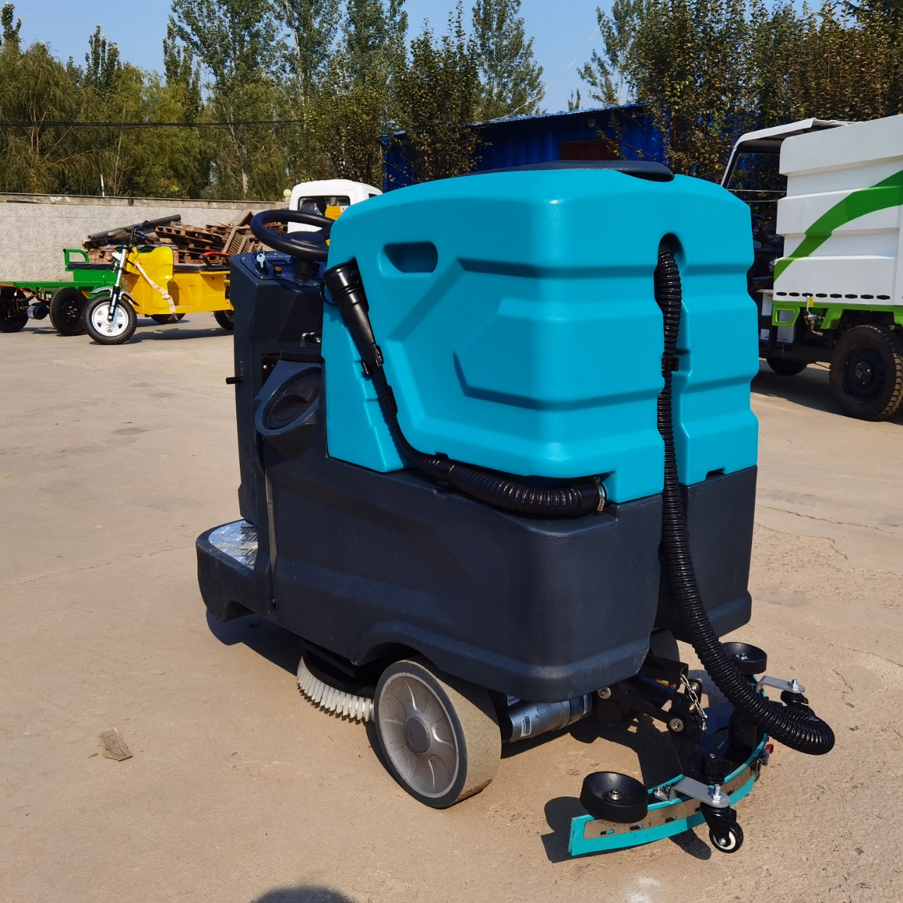 Heavy Duty QM900 Floor Scrubber | High Efficiency Cleaning Equipment
