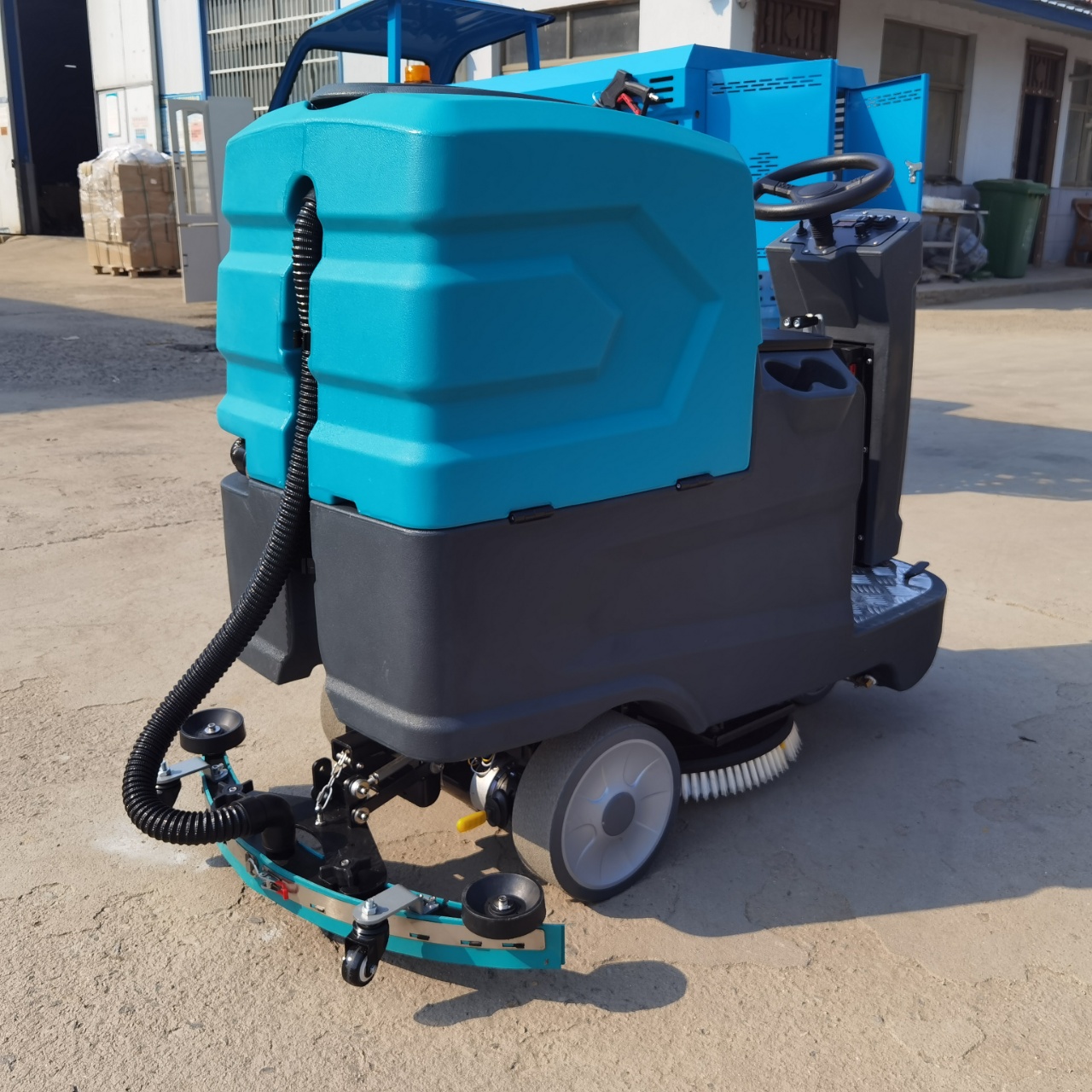 Heavy Duty QM900 Floor Scrubber | High Efficiency Cleaning Equipment
