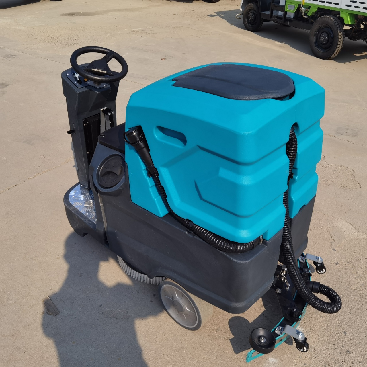 QM900 Ride-On Floor Scrubber | Commercial Industrial Cleaning Machine