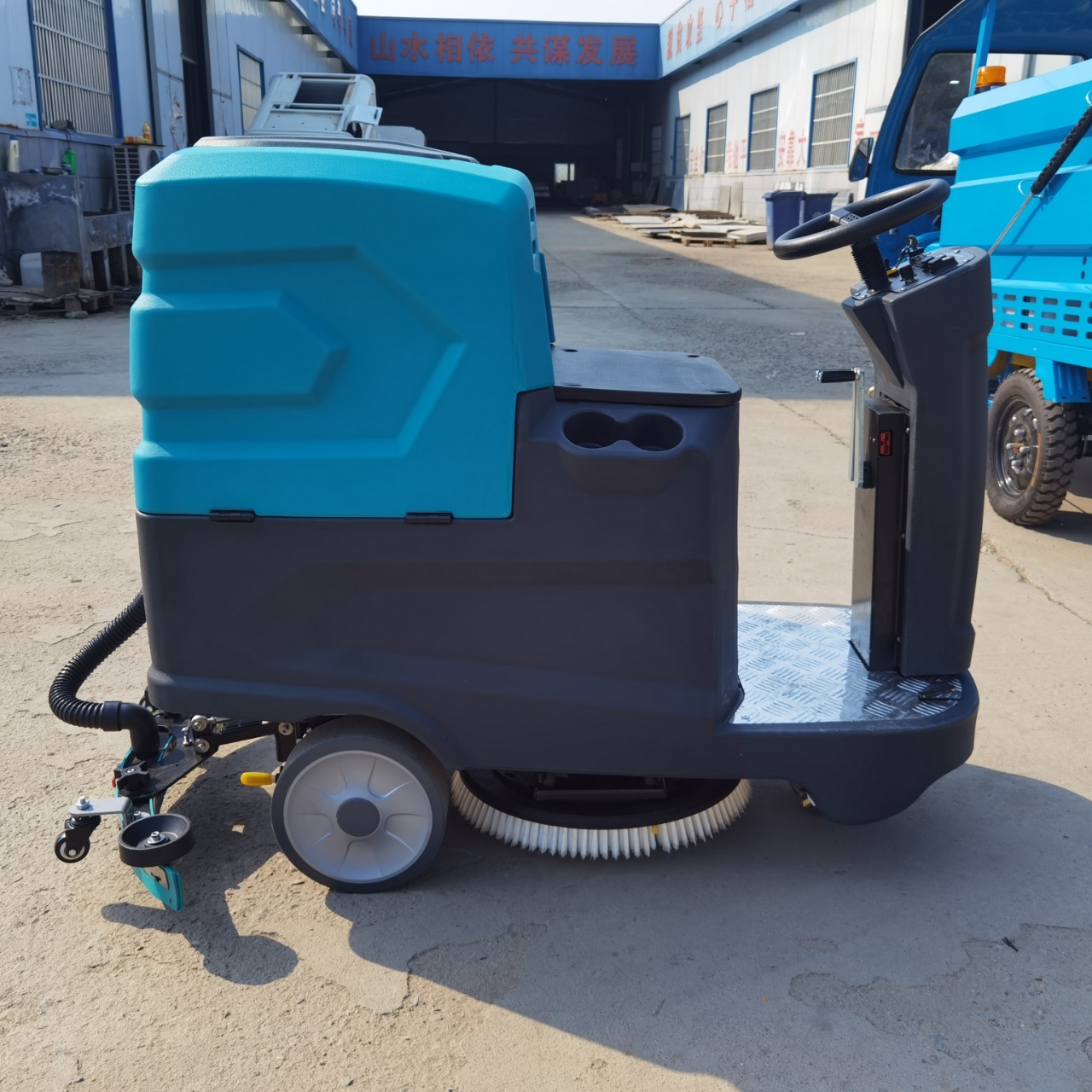 Heavy Duty QM900 Floor Scrubber | High Efficiency Cleaning Equipment
