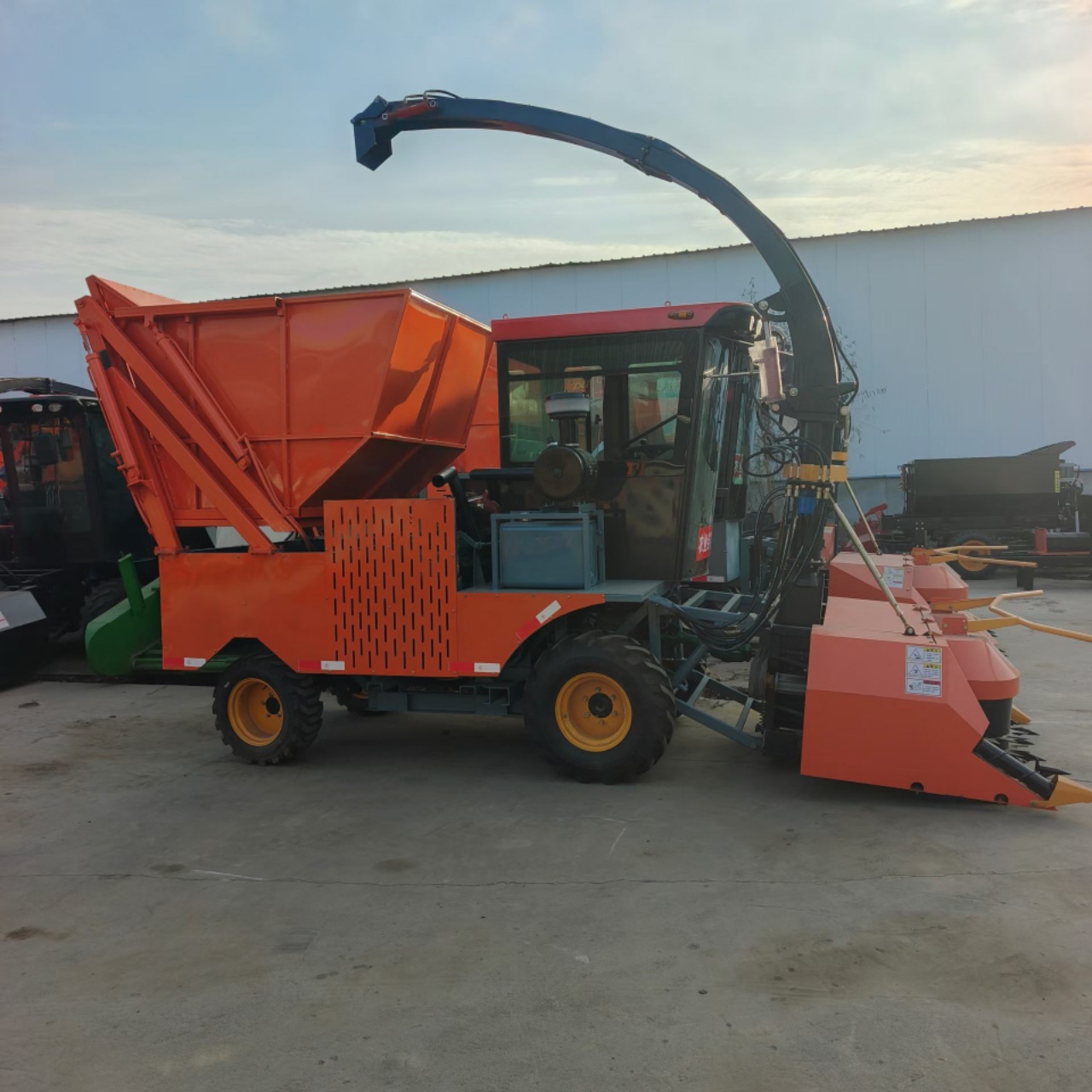 Crawler Type Silage Harvester 10-20 Ton/h Crop Cutting Machine