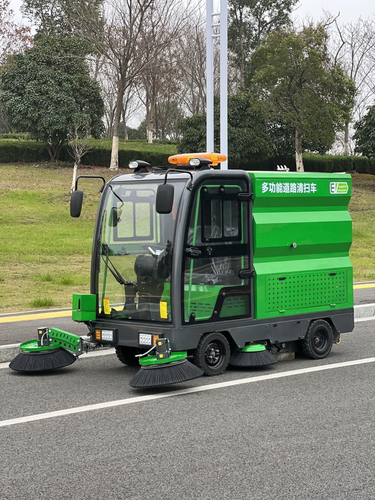 Multi-Purpose Road Cleaning Sweeper Vehicle High Efficiency Street Washing Machine