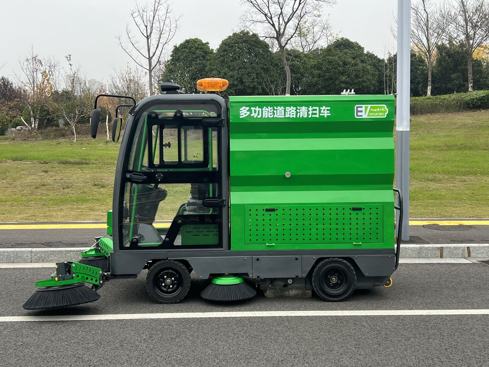 Multi-Purpose Road Cleaning Sweeper Vehicle High Efficiency Street Washing Machine