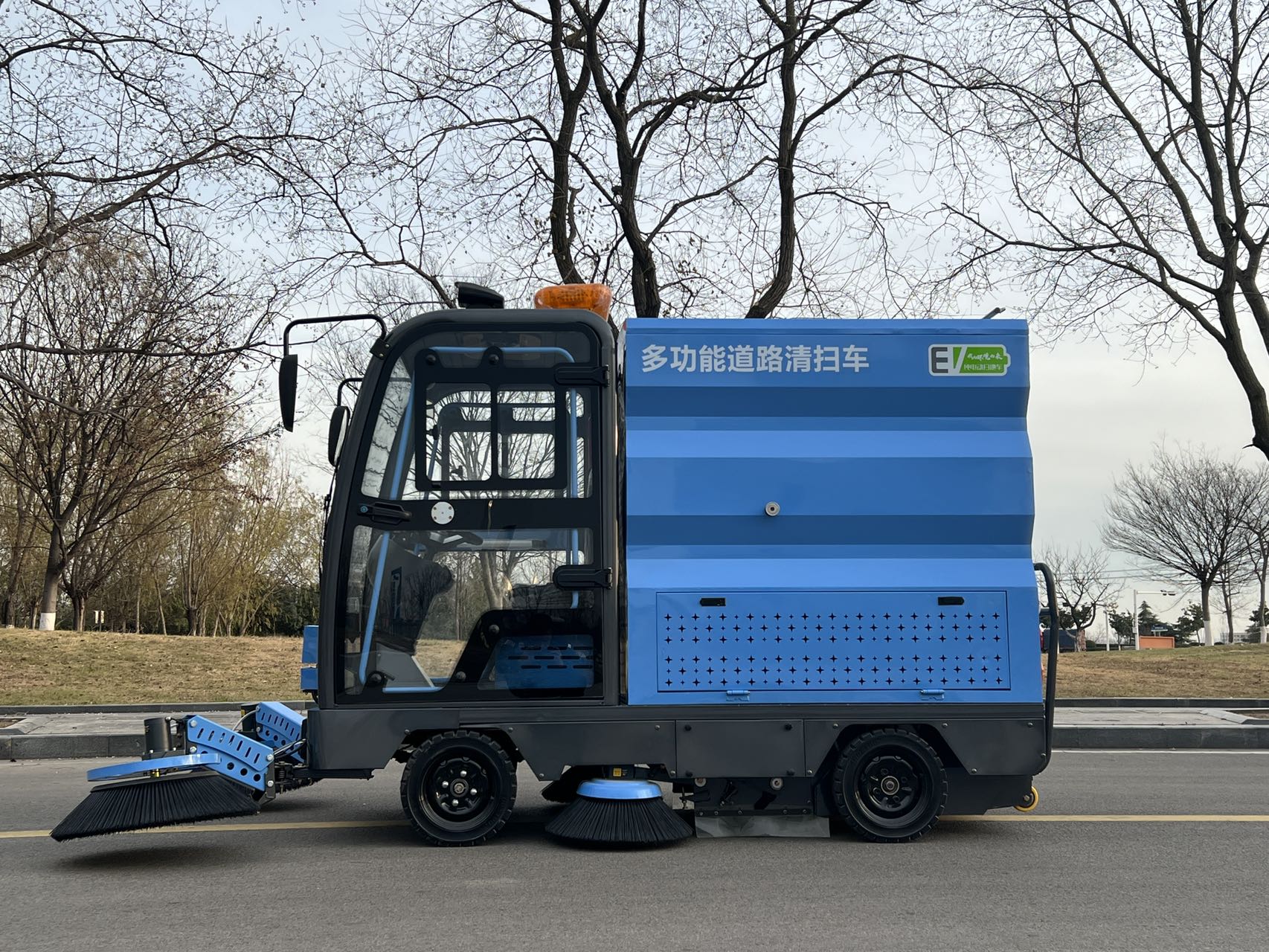 Multi-Purpose Road Cleaning Sweeper Vehicle High Efficiency Street Washing Machine