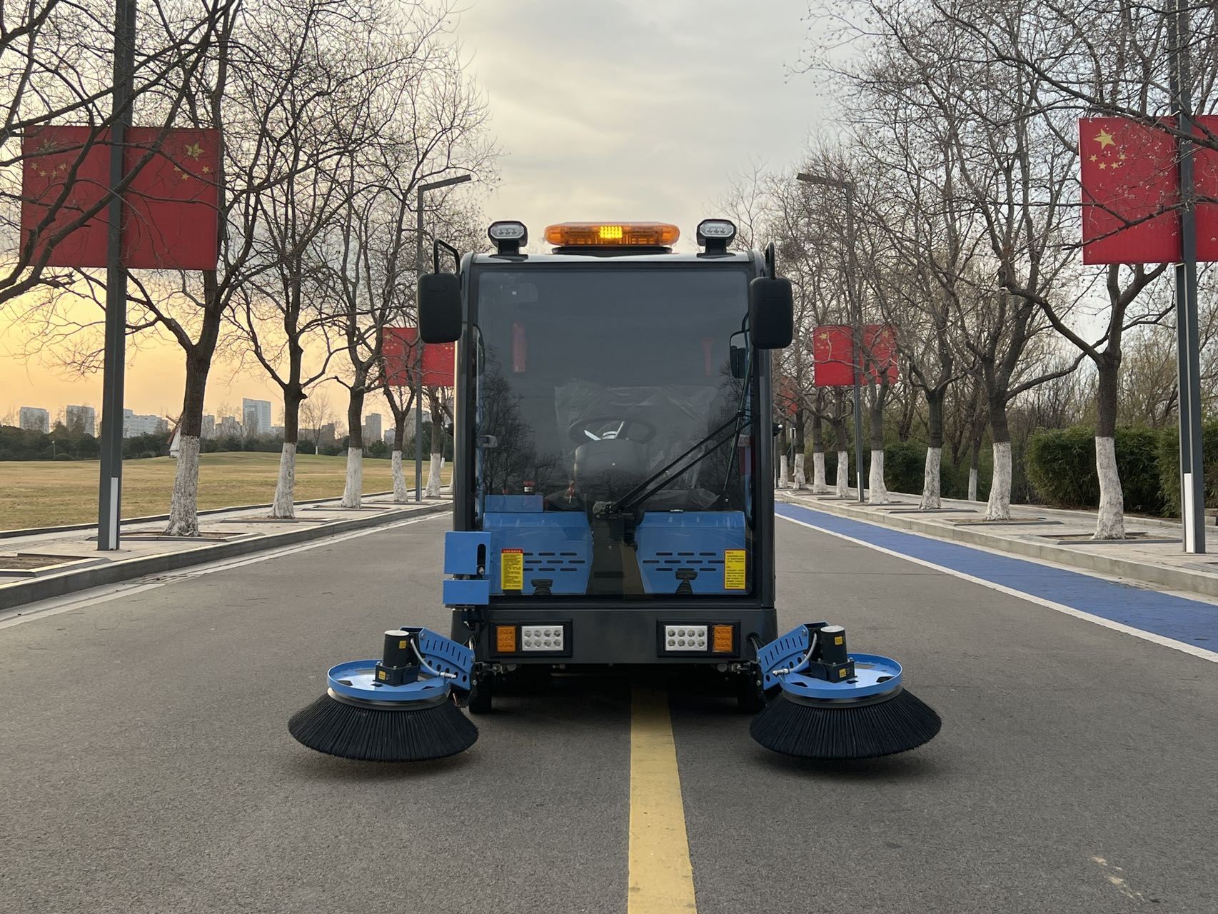 Multi-Purpose Road Cleaning Sweeper Vehicle High Efficiency Street Washing Machine