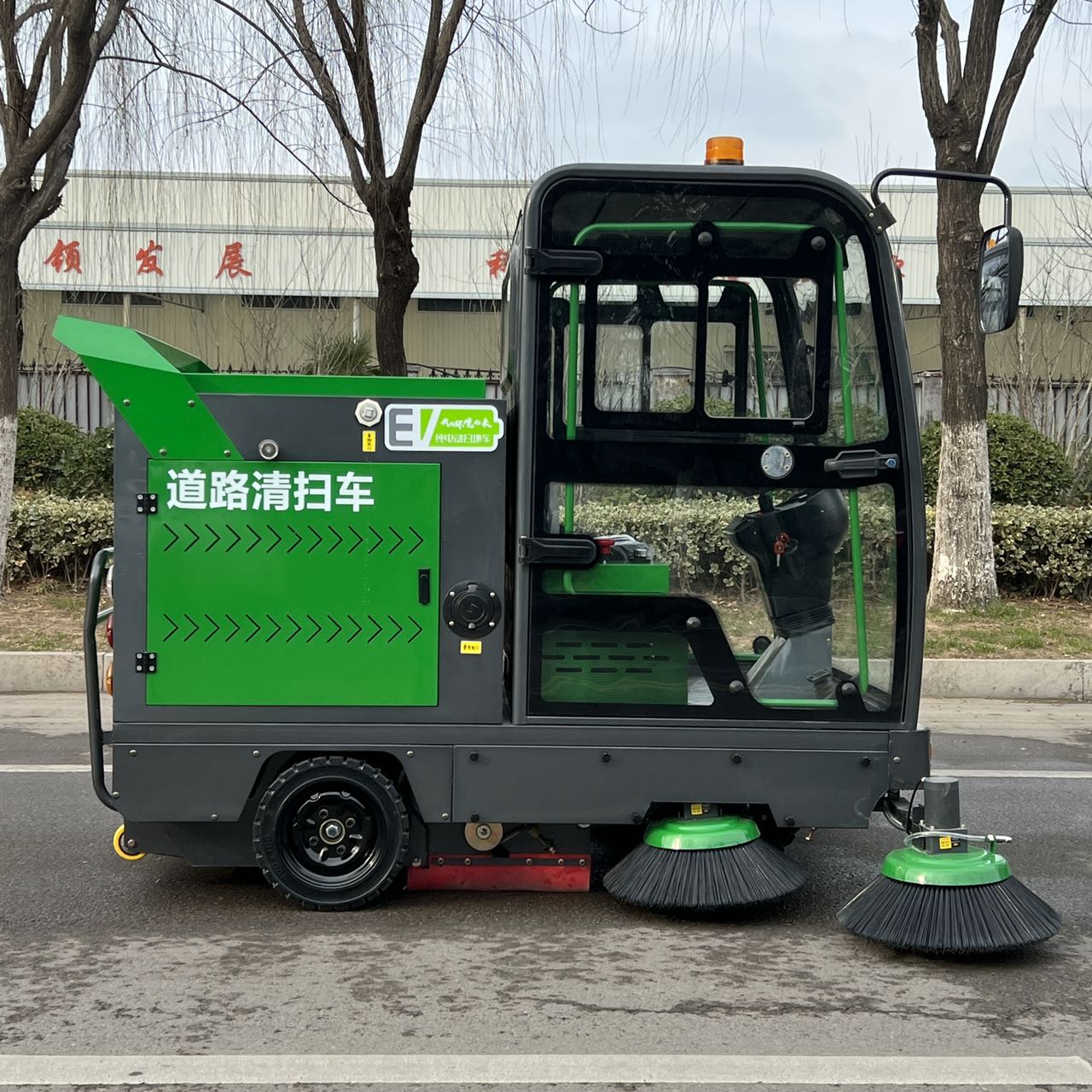 Multi-Purpose Road Cleaning Sweeper Vehicle High Efficiency Street Washing Machine