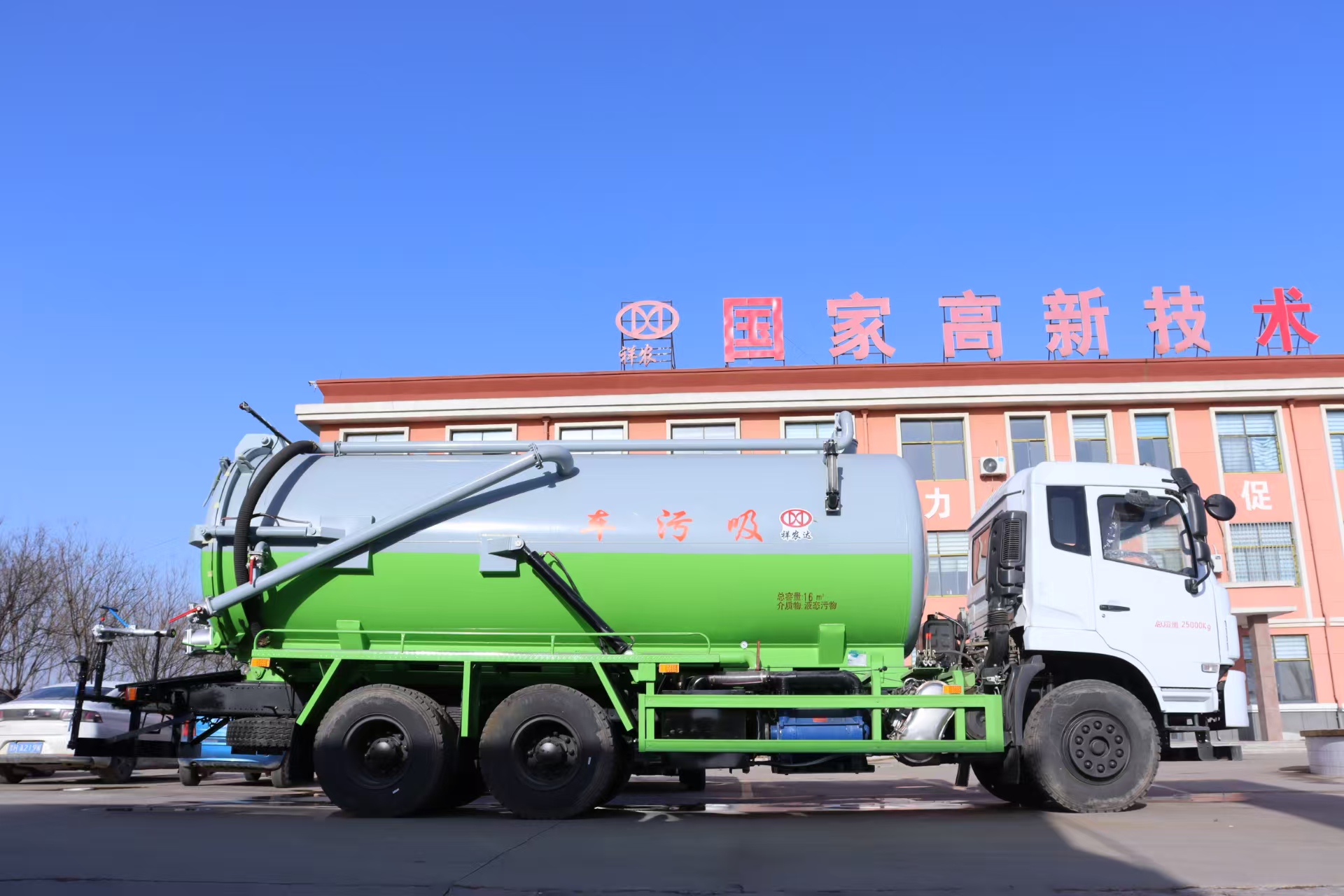 东风牌 PLC 控制发动机化粪池清理工业污水抽吸真空车