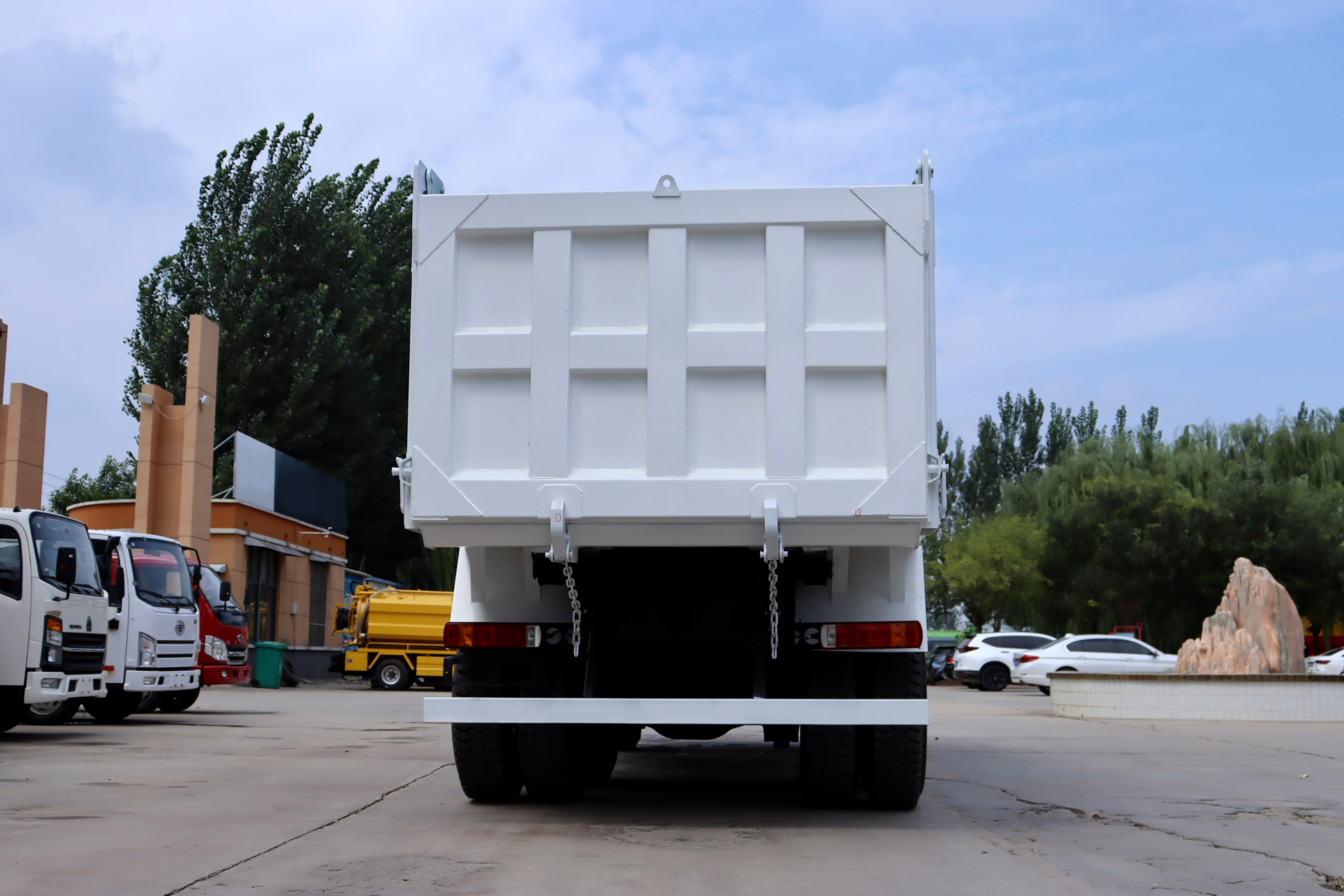 可定制全新福田欧曼6x4柴油国四重型自卸车，右舵，配备发动机后置摄像头及法士特变速箱