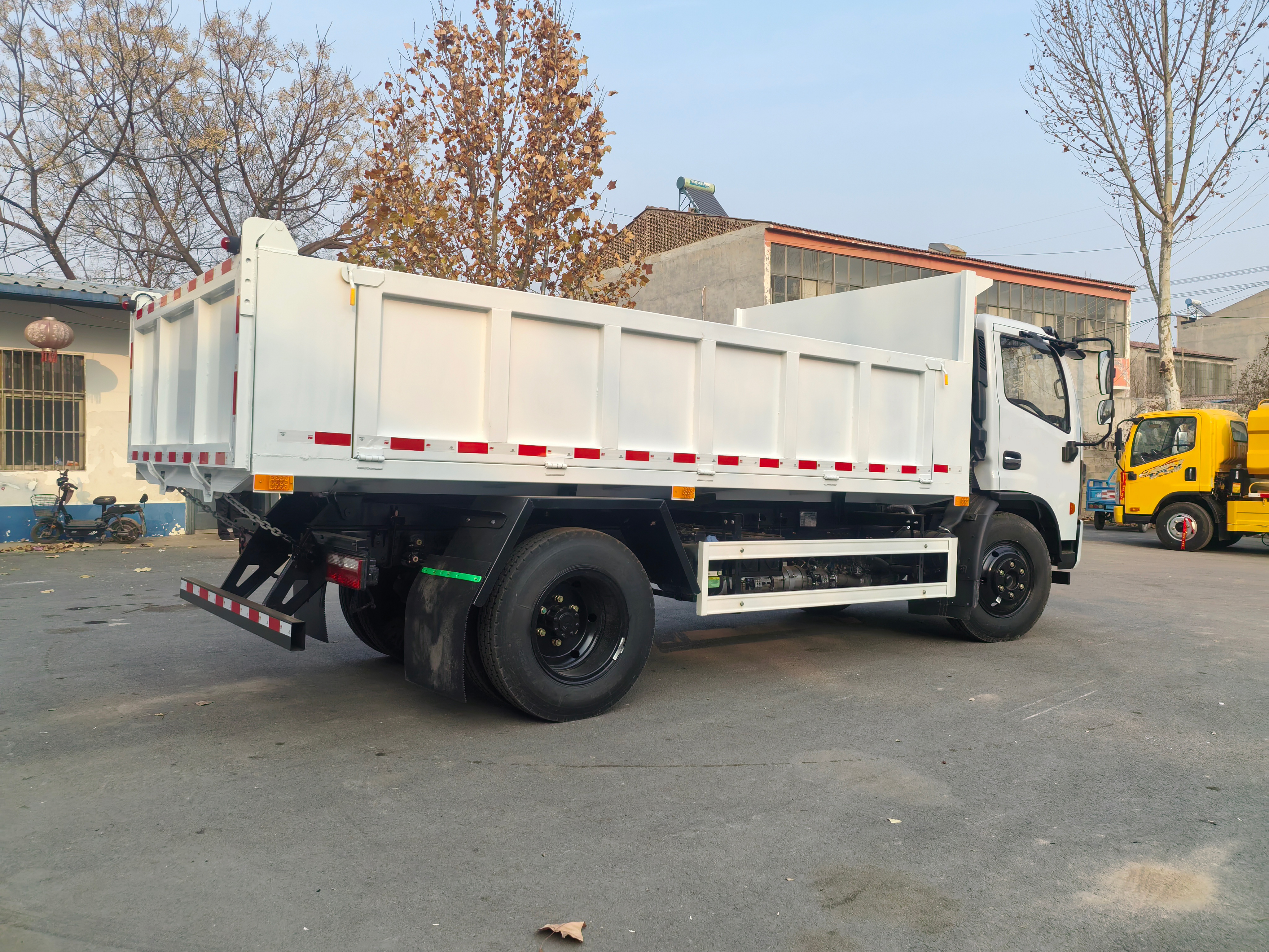 新款东风 4×2 柴油自卸车，配备手动变速箱，欧五排放标准，适用于回收及垃圾运输