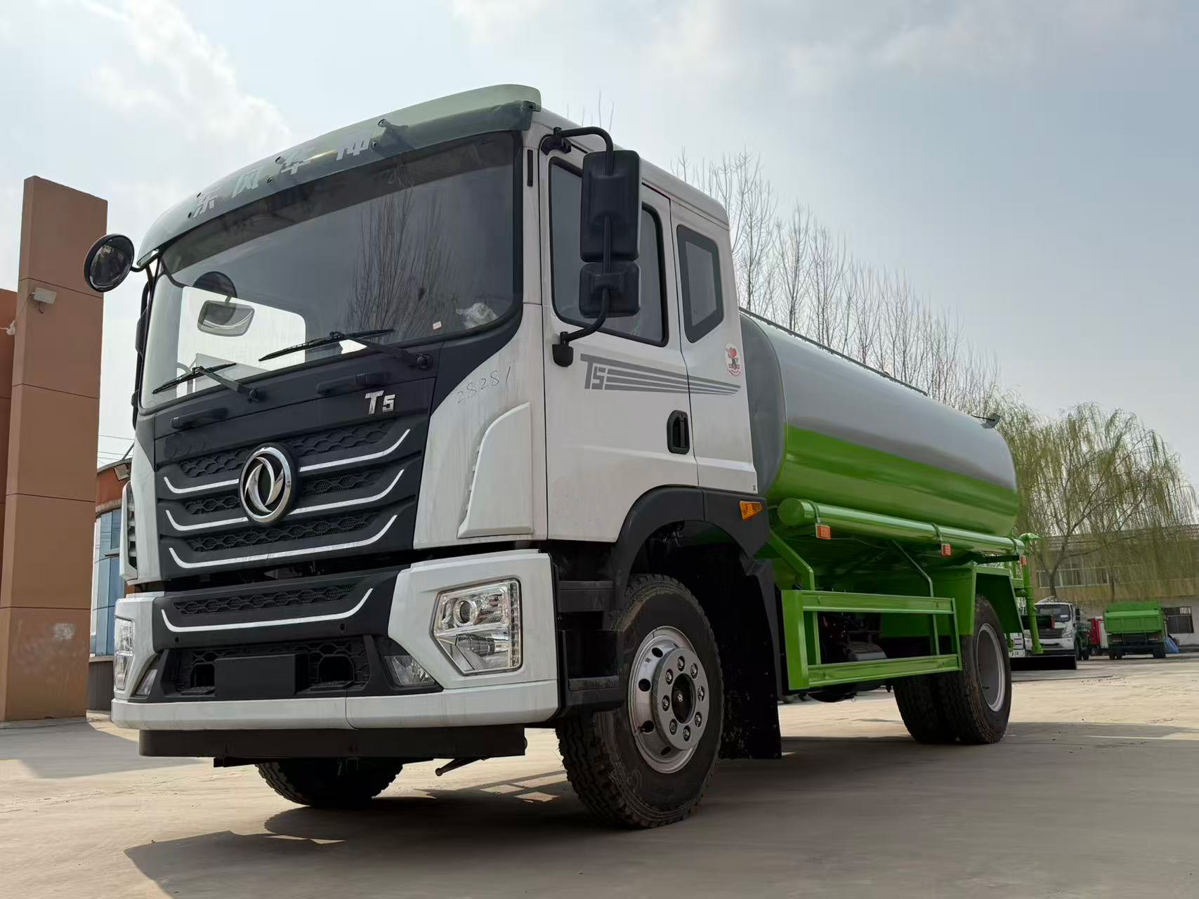 东风华神 T5 4×2 柴油洒水车 12 立方米 高压水炮 喷洒宽度 15-30 米 欧五排放标准 消防功能