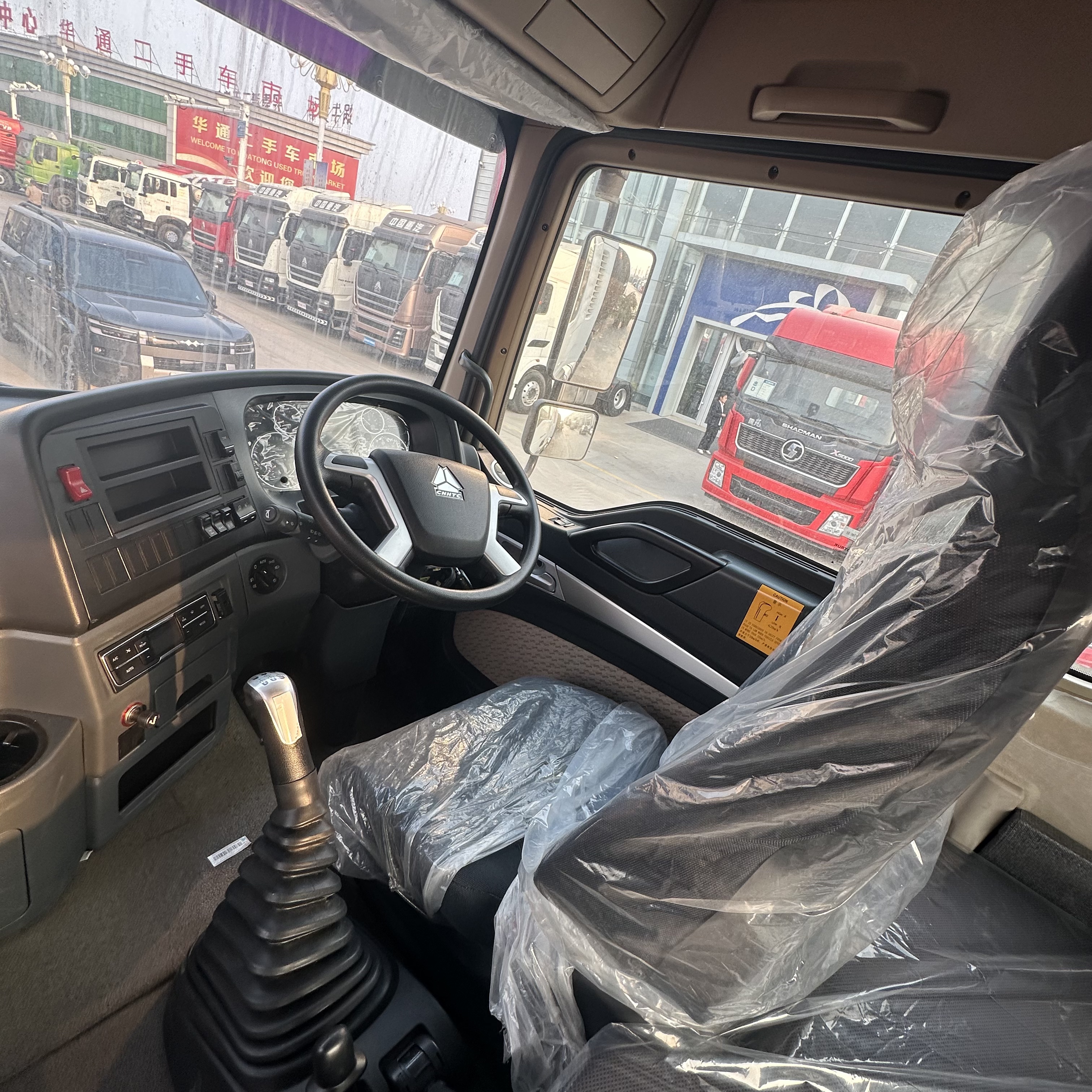 中国重汽豪沃 TX 380 马力 6×4 牵引车，手动变速箱，钢板弹簧后悬挂