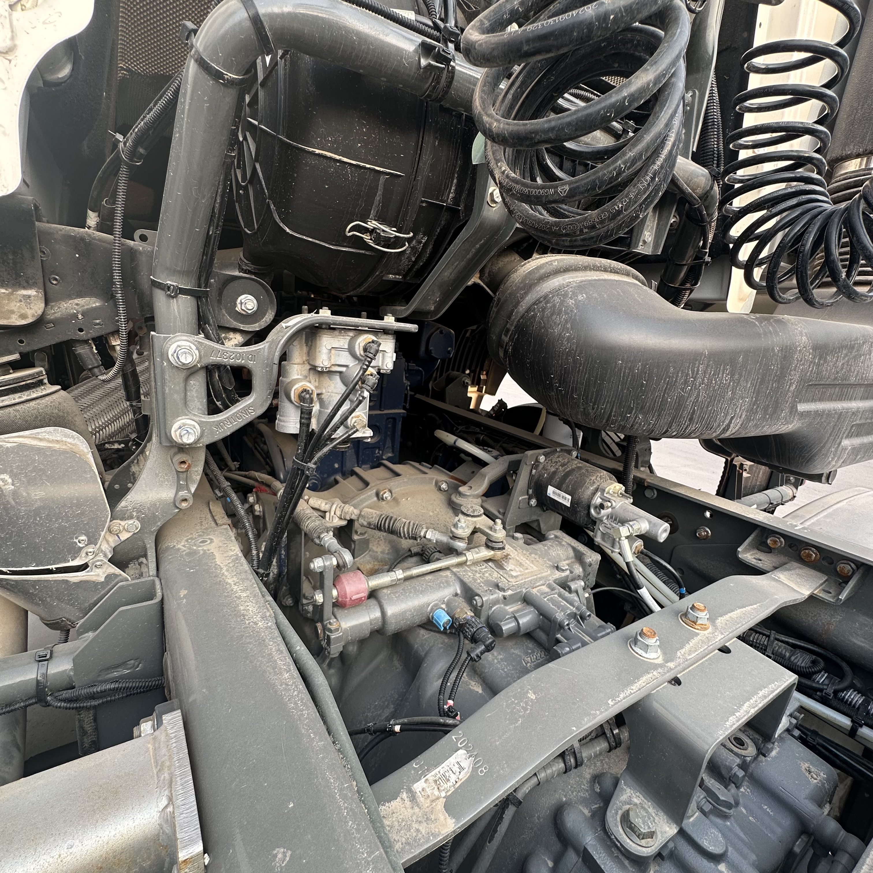 中国重汽豪沃 TX 380 马力 6×4 牵引车，手动变速箱，钢板弹簧后悬挂