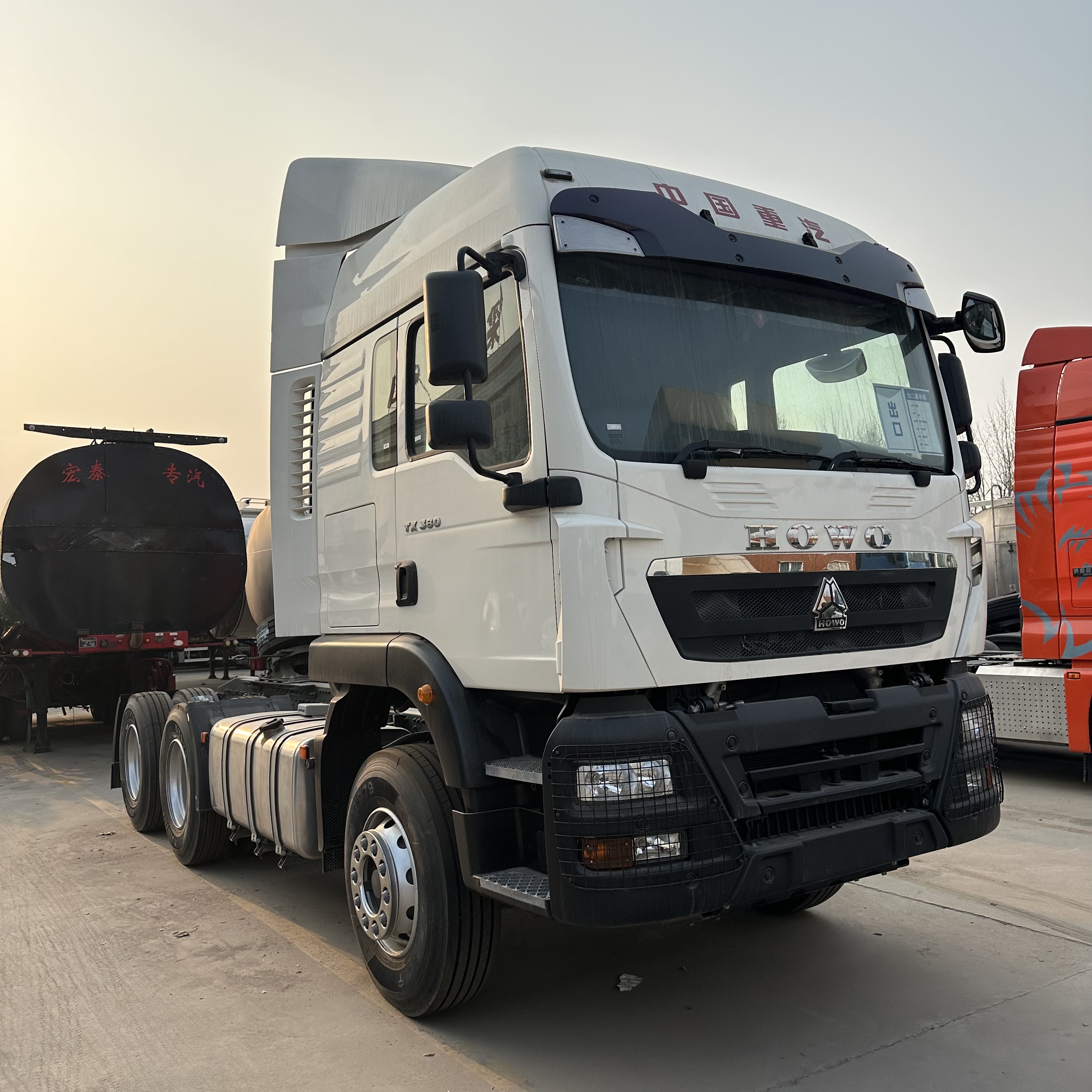 中国重汽豪沃 TX 380 马力 6×4 牵引车，手动变速箱，钢板弹簧后悬挂