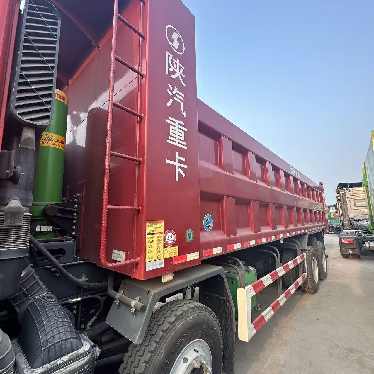 陕汽德龙 X5000 550 马力 8×4 重型自卸车 国六 潍柴发动机 法士特手动变速箱