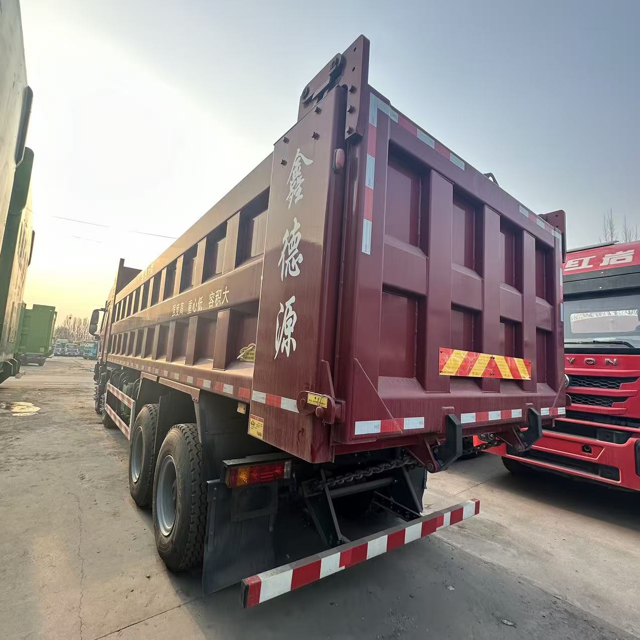 陕汽德龙 X5000 550 马力 8×4 重型自卸车 国六 潍柴发动机 法士特手动变速箱