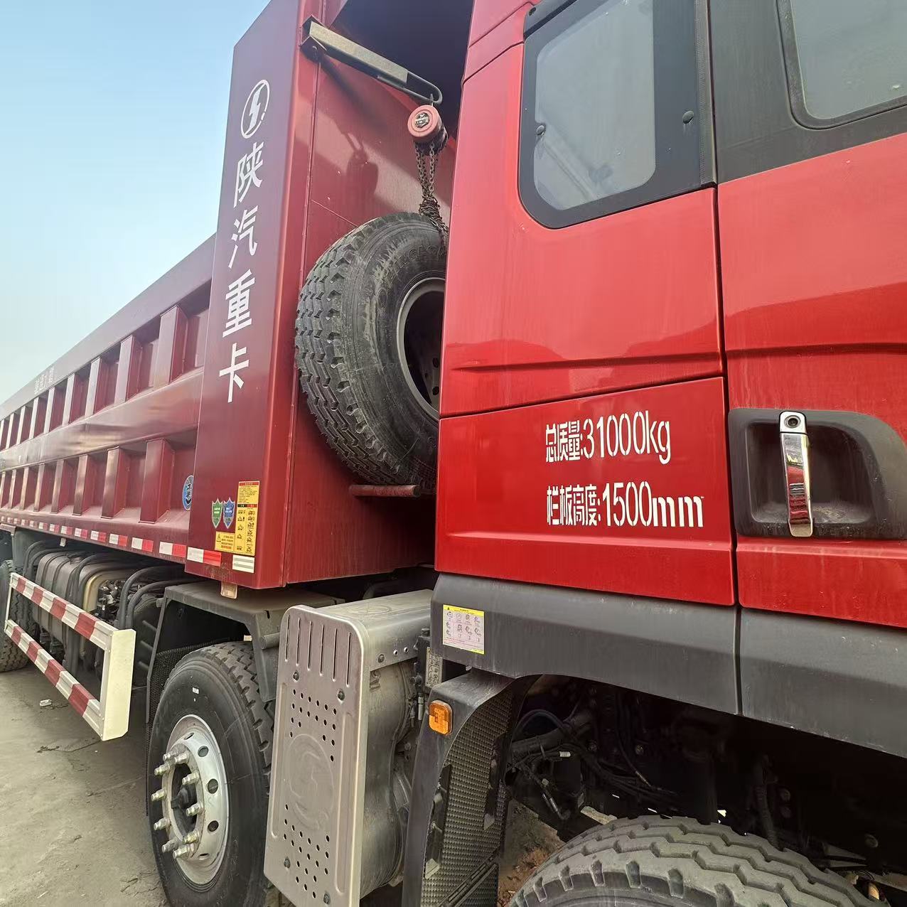 陕汽德龙 X5000 550 马力 8×4 重型自卸车 国六 潍柴发动机 法士特手动变速箱