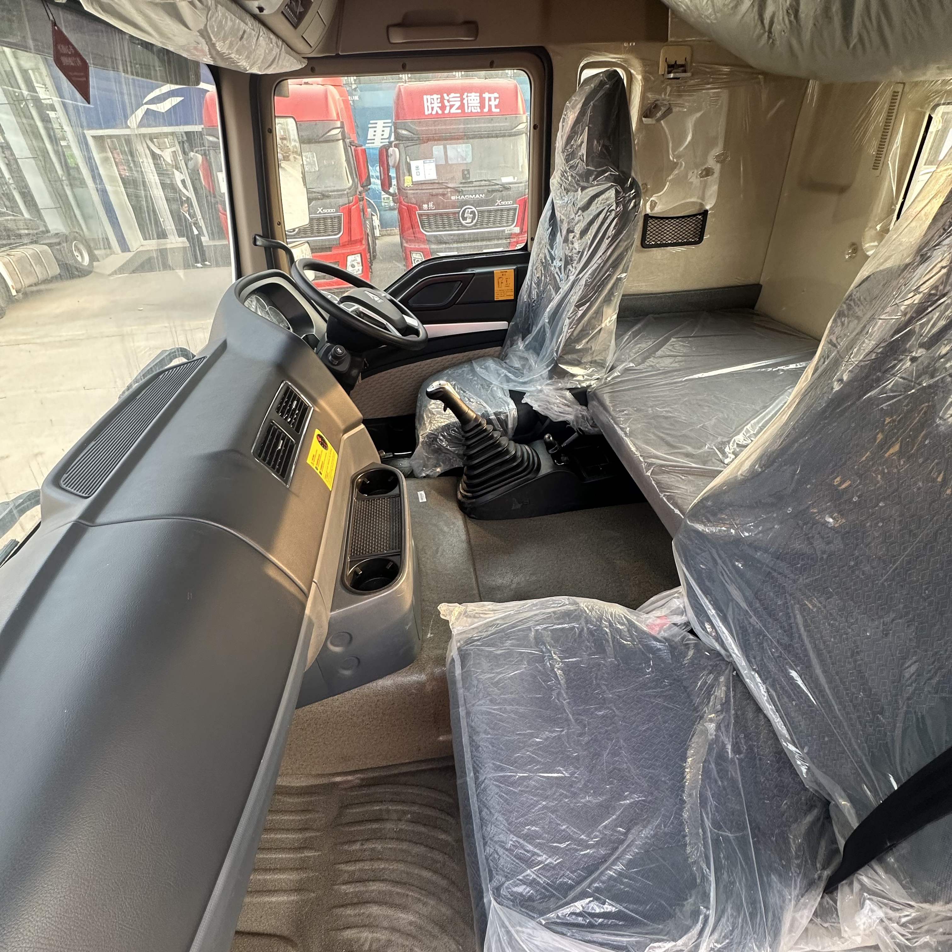 中国重汽豪沃 TX 380 马力 6×4 牵引车，手动变速箱，钢板弹簧后悬挂