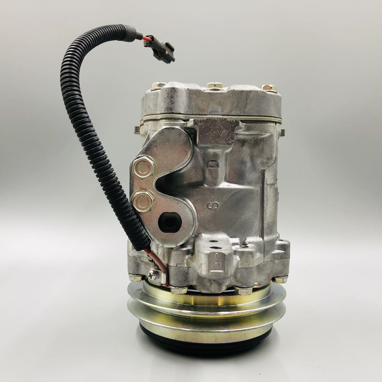 22L-979-2200 压缩机，适用于小松 PC55 挖掘机配件