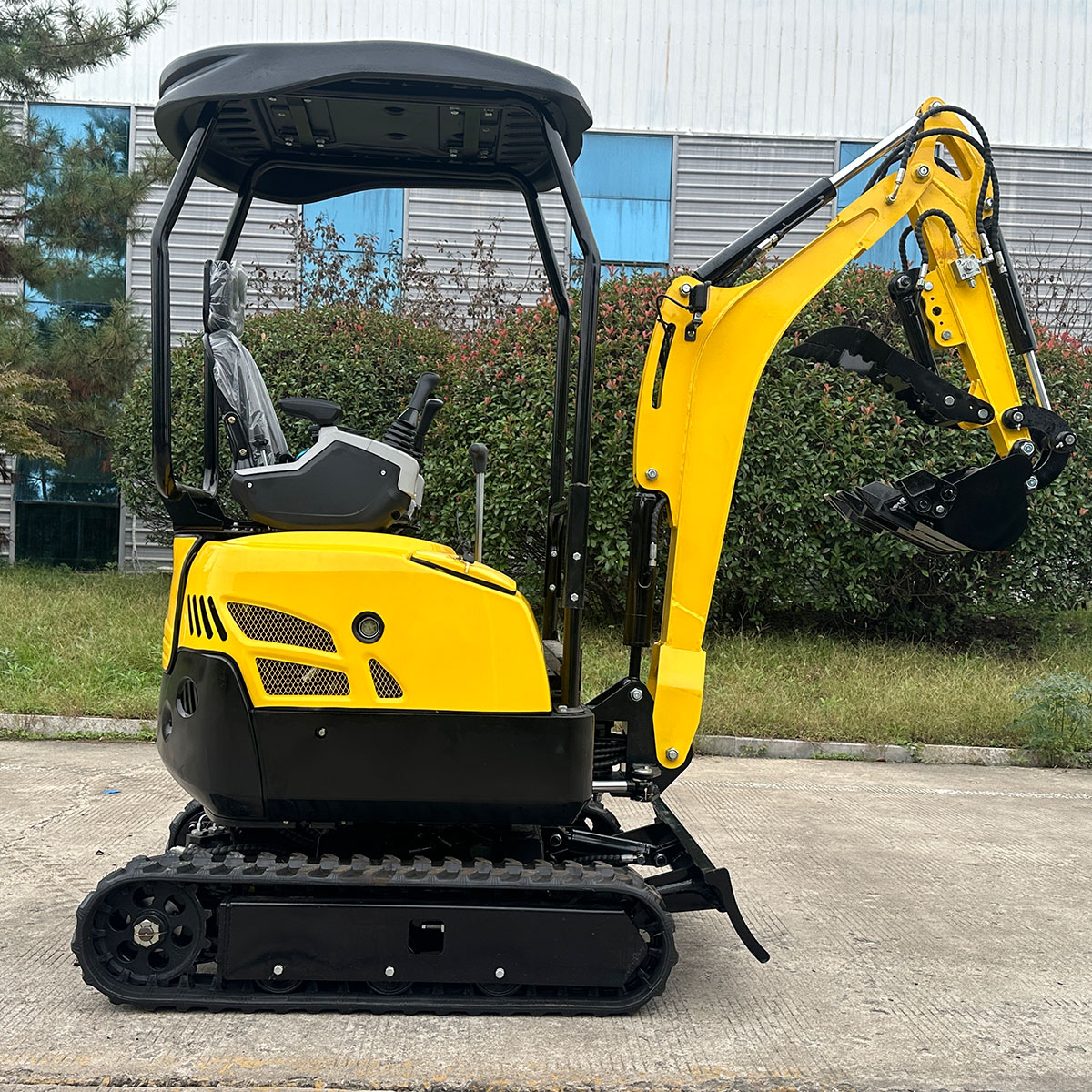 ME-18 1.8 吨小型履带式挖掘机 紧凑型大功率 适用于家用农用及果园作业